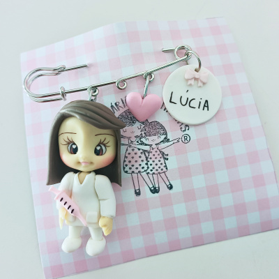 Alfinete decorativo com figura de rapariga, coração e placa com nome LÚCIA
