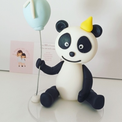 Figura de panda a segurar balão com número 1 numa base transparente