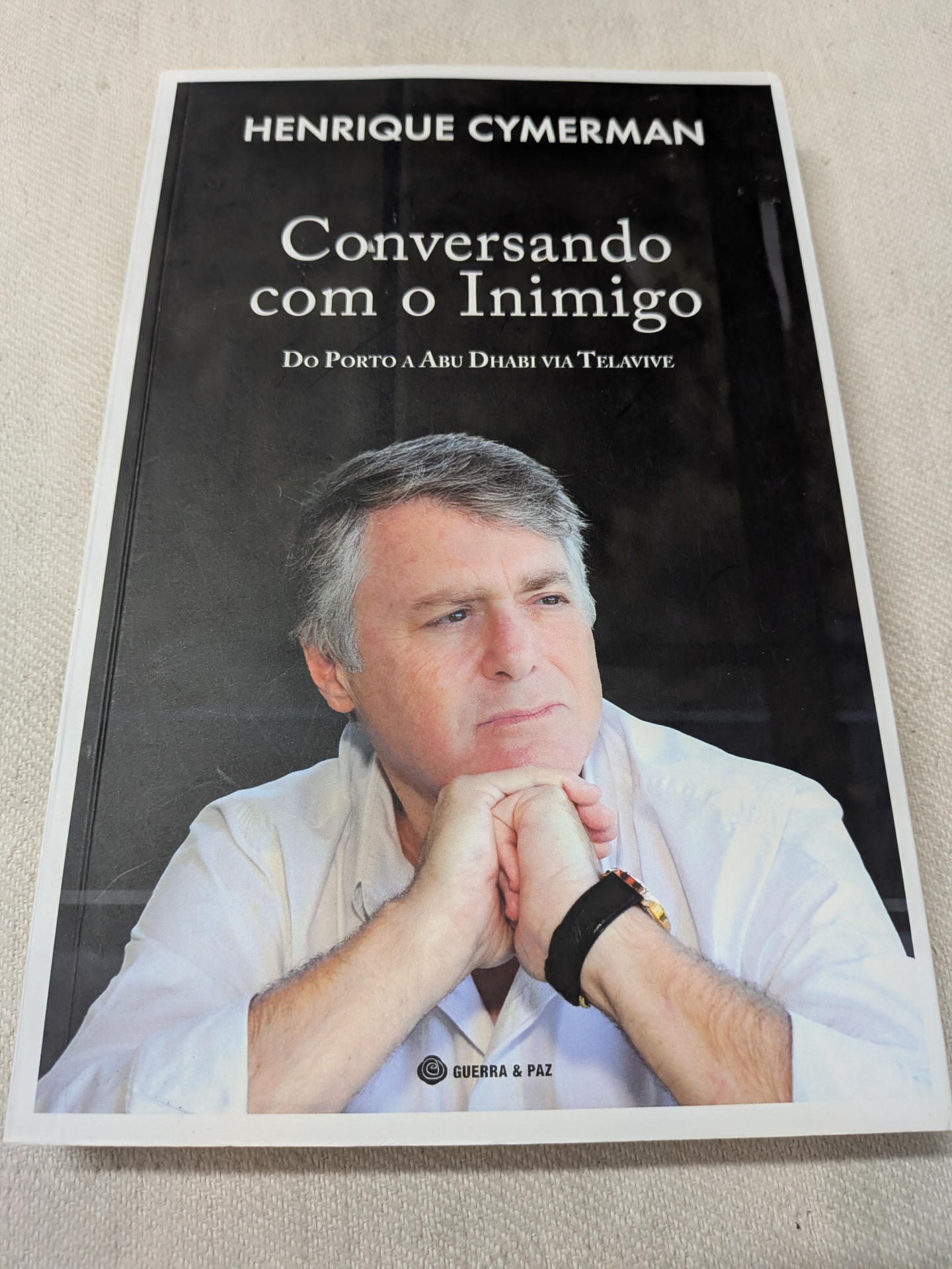 Henrique Cymerman - Conversando com o Inimigo - Do Porto a Abu Dhabi via Telavive Capa de livro com título Conversando com o Inimigo e imagem de homem de camisa branca.