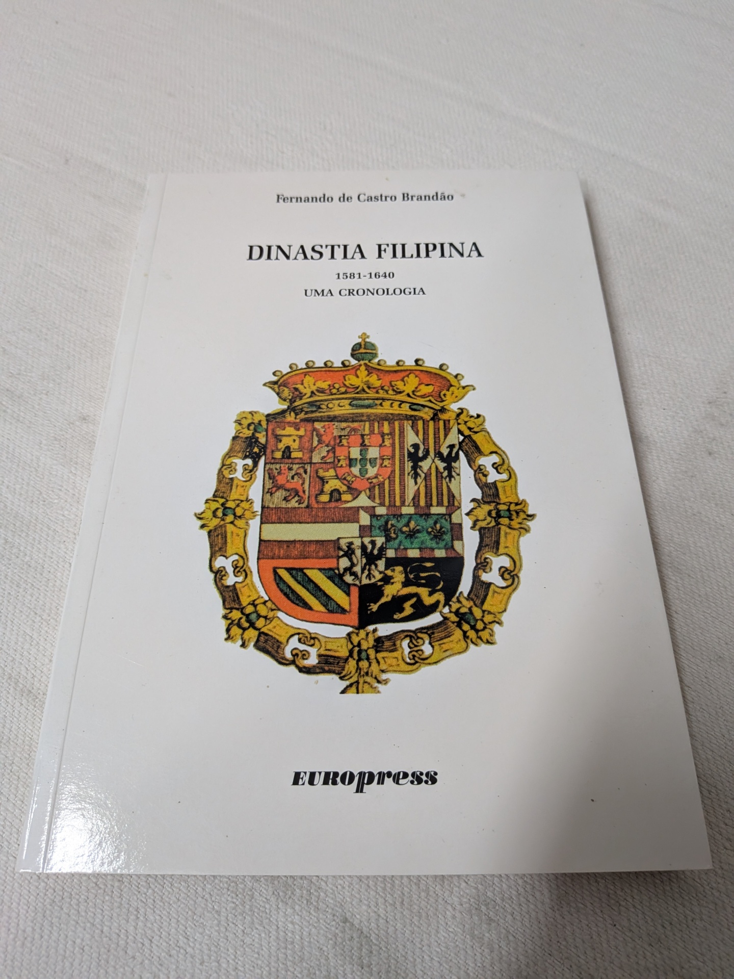 Fernando de Castro Brandão - Dinastia Filipina Capa de livro branco com brasão colorido e texto DINASTIA FILIPINA 1581-1640 UMA CRONOLOGIA