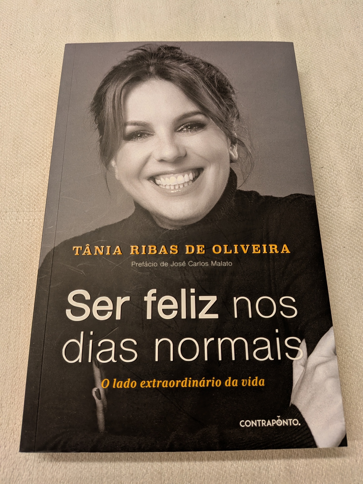 Tânia Ribas de Oliveira - Ser Feliz nos Dias Normais Capa do livro Ser feliz nos dias normais de Tânia Ribas de Oliveira com fotografia da autora a sorrir