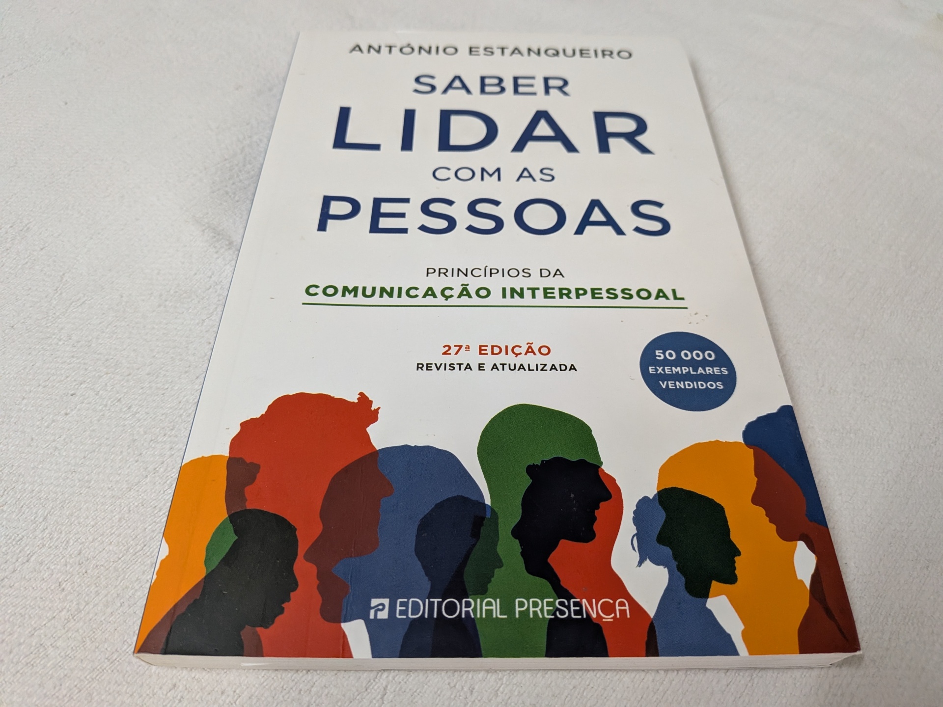 António Estanqueiro - Saber Lidar com as Pessoas Livro 'Saber Lidar com as Pessoas' com capas coloridas e texto