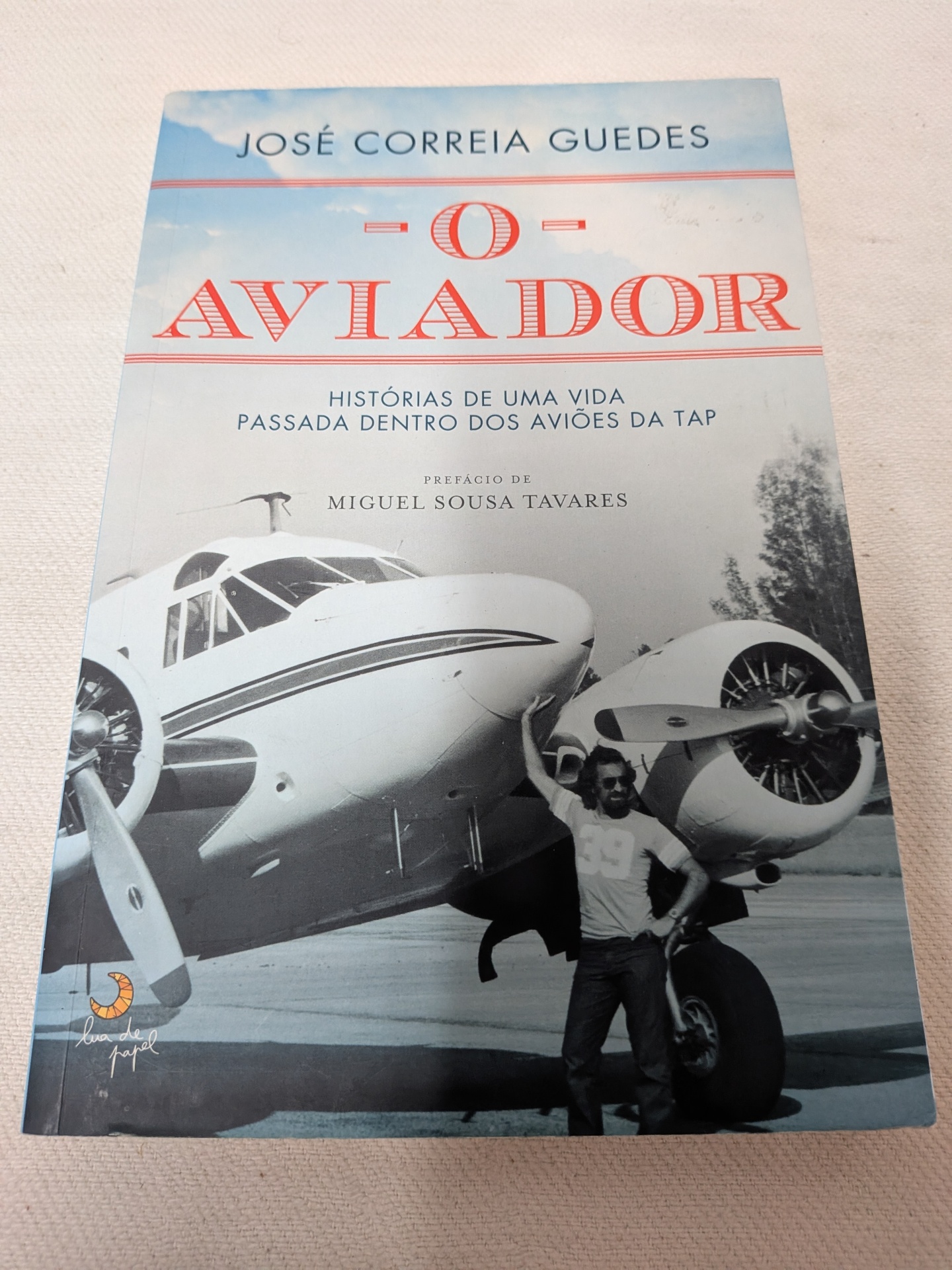 José Correia Guedes - O Aviador Capa do livro O Aviador de José Correia Guedes com fotografia de avião antigo e pessoa.