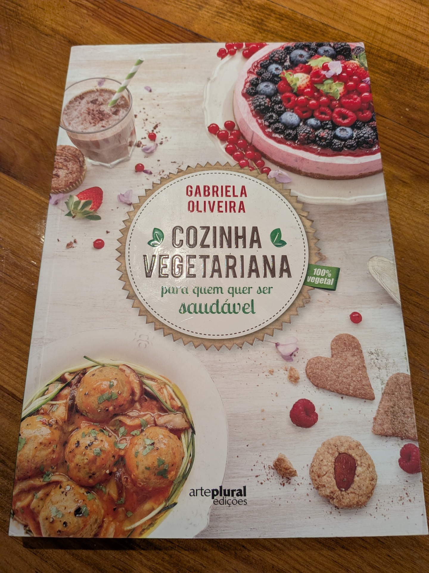 Gabriela Oliveira - Cozinha Vegetariana para Quem Quer Ser Saudável Capa de livro de receitas vegetarianas com imagens de pratos e texto em português.