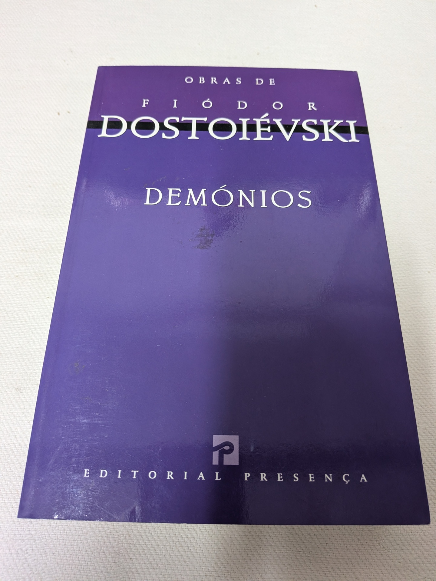 Fiódor Dostoiévski - Demónios Capa de livro roxa com texto branco e preto