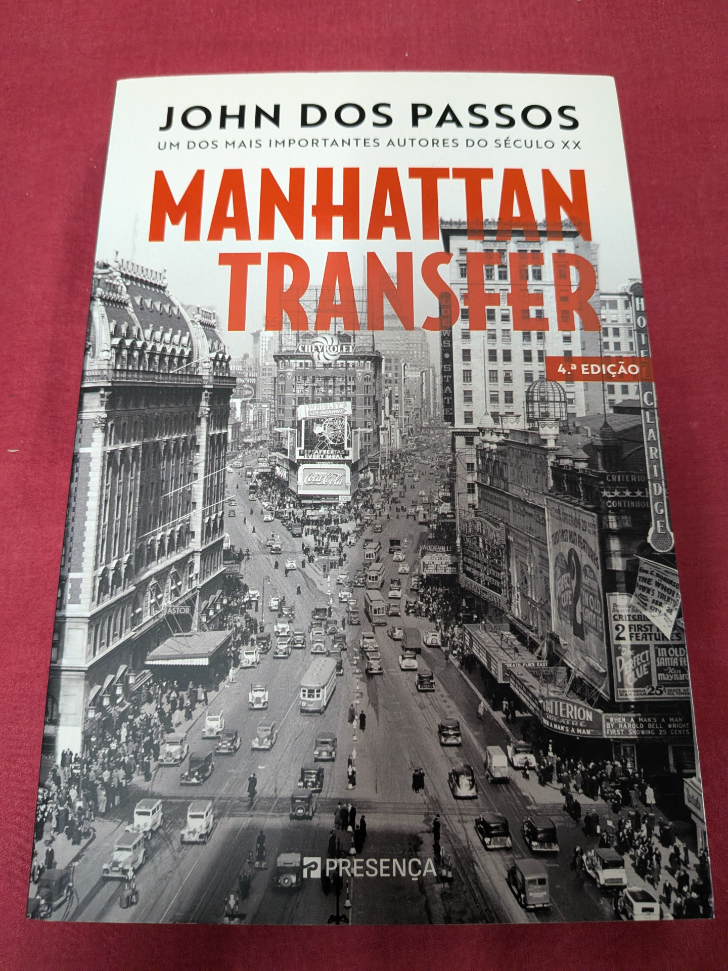 Manhattan Transfer de John dos Passos Capa de livro Manhattan Transfer de John Dos Passos com fotografia preto e branco de rua em Manhattan
