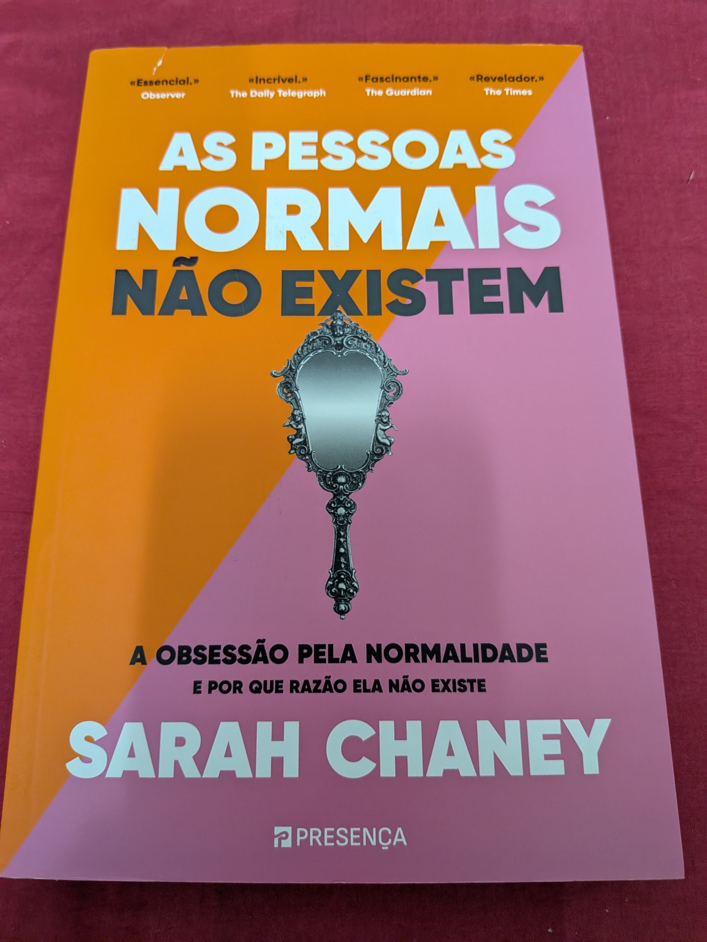 Sarah Chaney - As Pessoas Normais Não Existem Capa de livro com título As pessoas normais não existem e espelho vintage