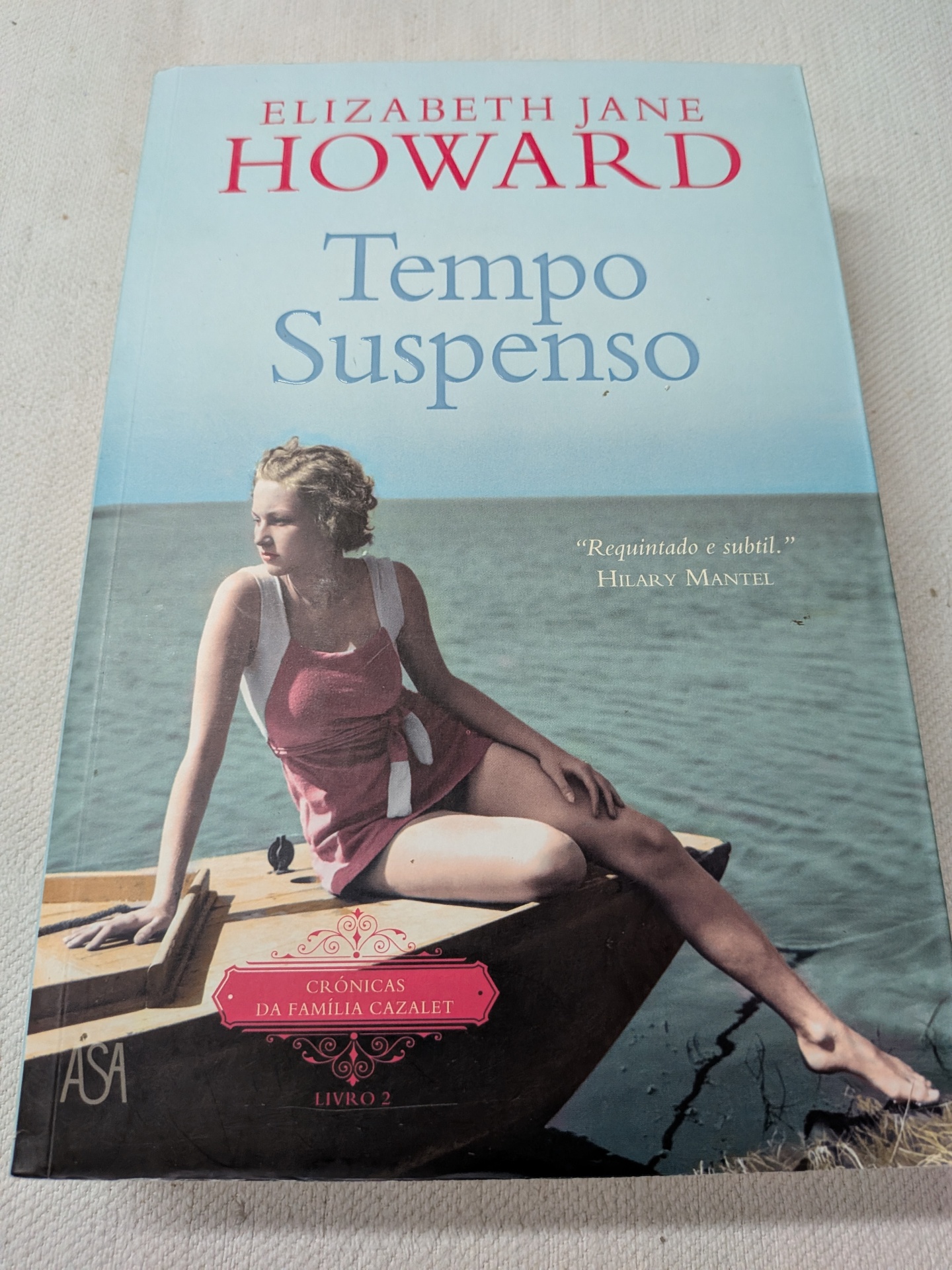 Elizabeth Jane Howard - Tempo Suspenso (Crónicas da Família Cazalet - Livro 2) Capa do livro Tempo Suspenso com jovem numa embarcação à beira da água
