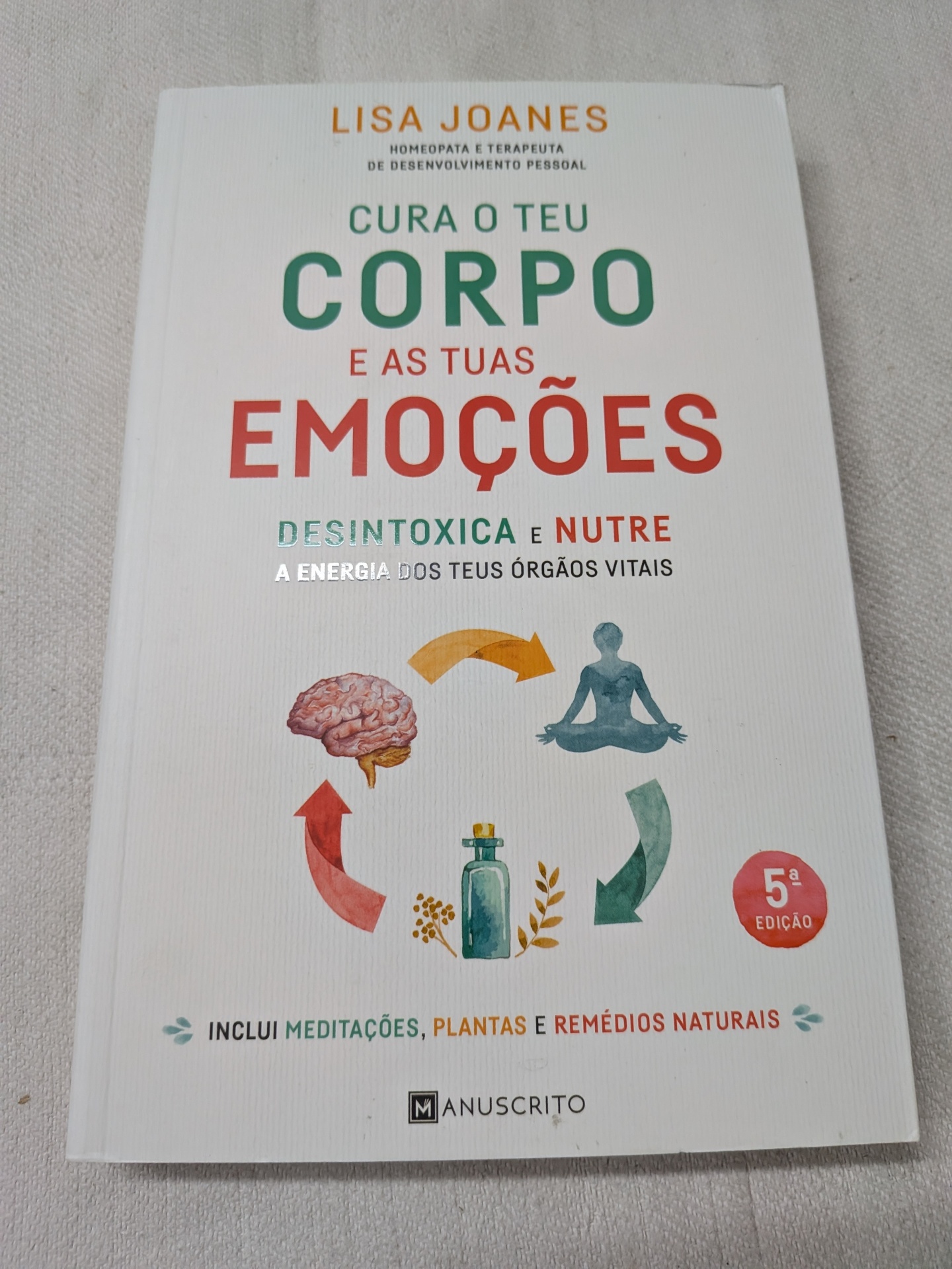 Lisa Joanes - Cura o Teu Corpo e as tuas Emoções Capa de livro branco com texto colorido e ilustrações do corpo e emoções.