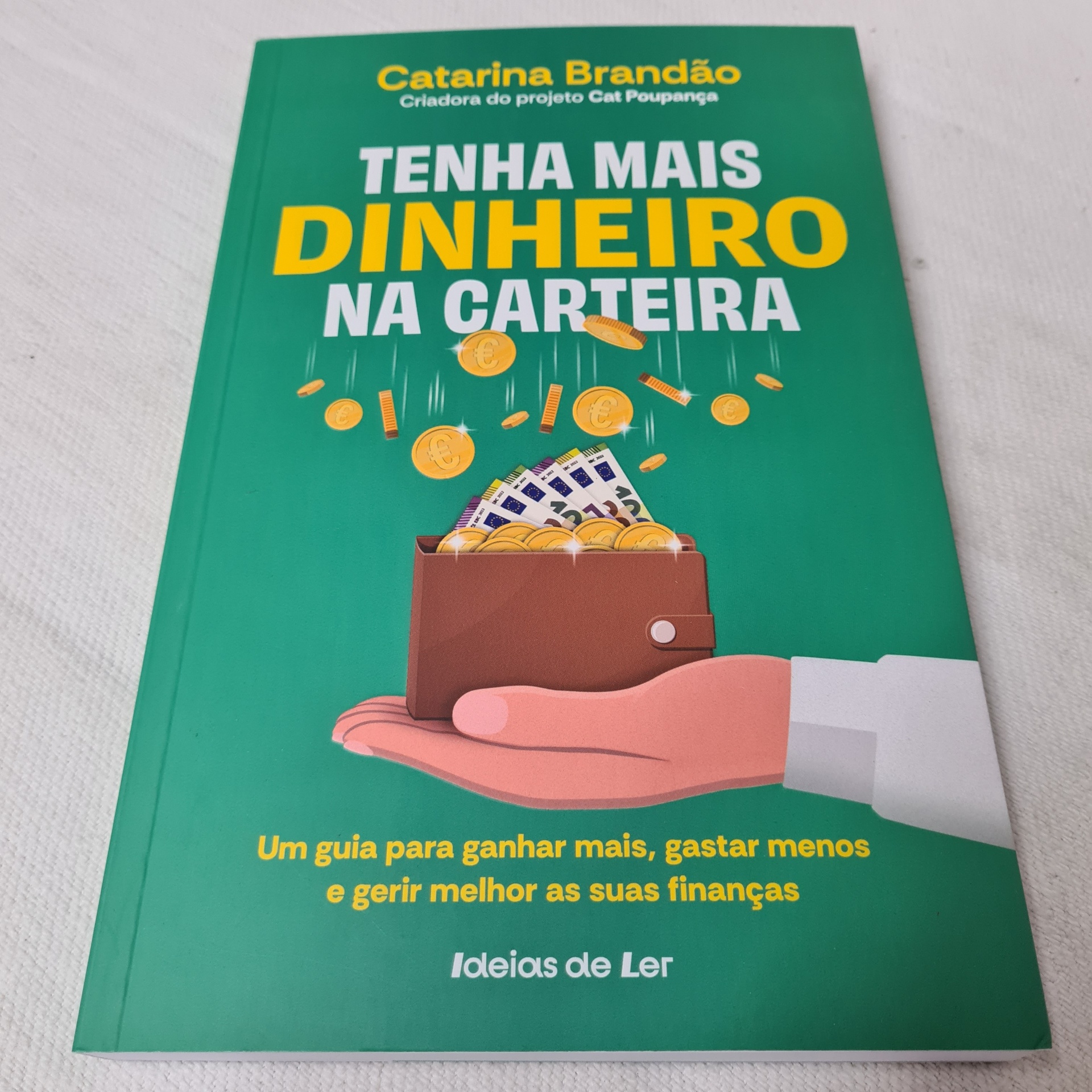 Catarina Brandão - Tenha mais dinheiro na carteira Capa de livro verde com título em amarelo e branco, ilustração de carteira castanha com moedas e notas