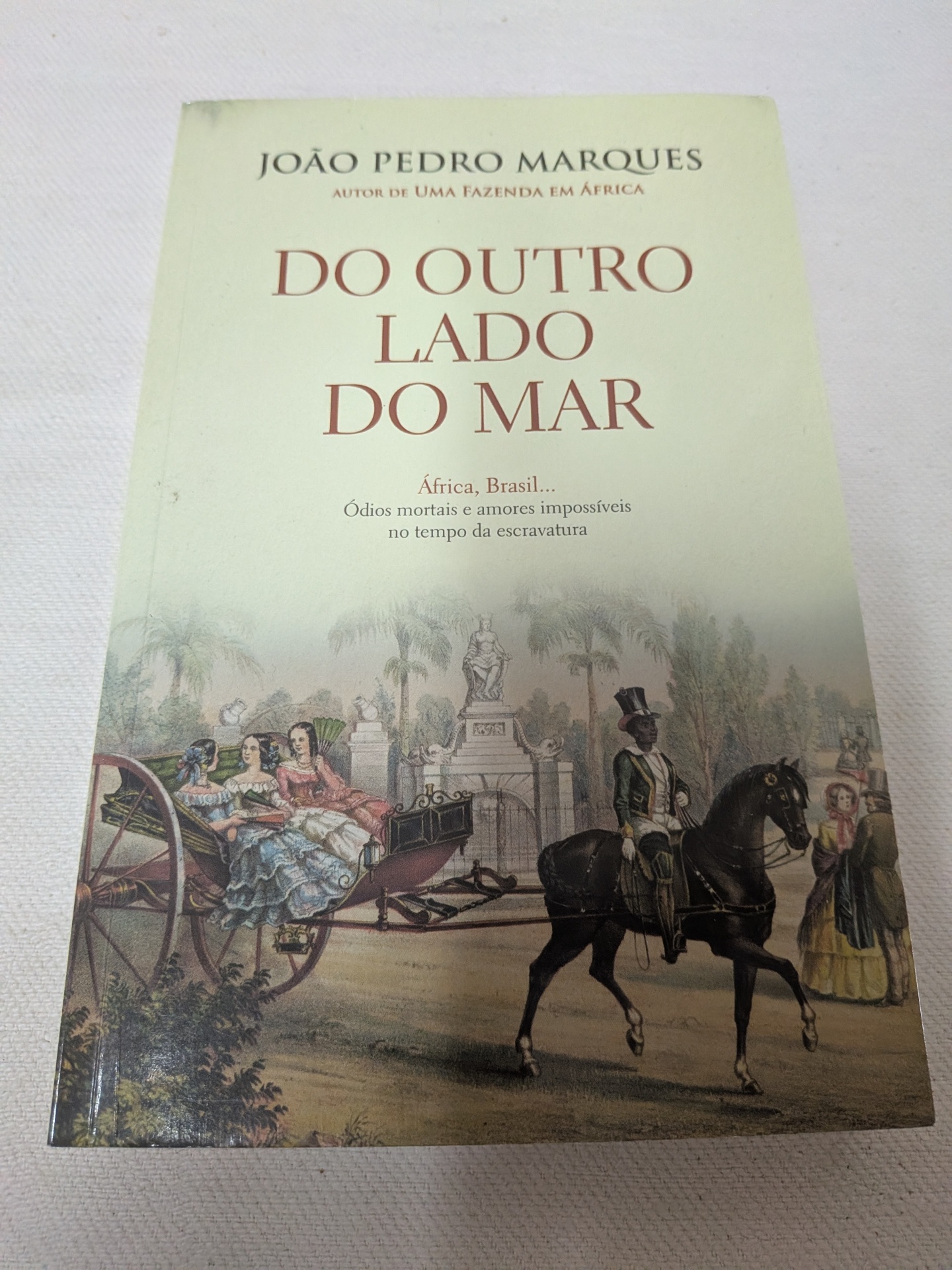 João Pedro Marques - Do Outro Lado do Mar Capa de livro DO OUTRO LADO DO MAR com ilustração histórica de carruagem, cavalo e pessoas, texto em português.