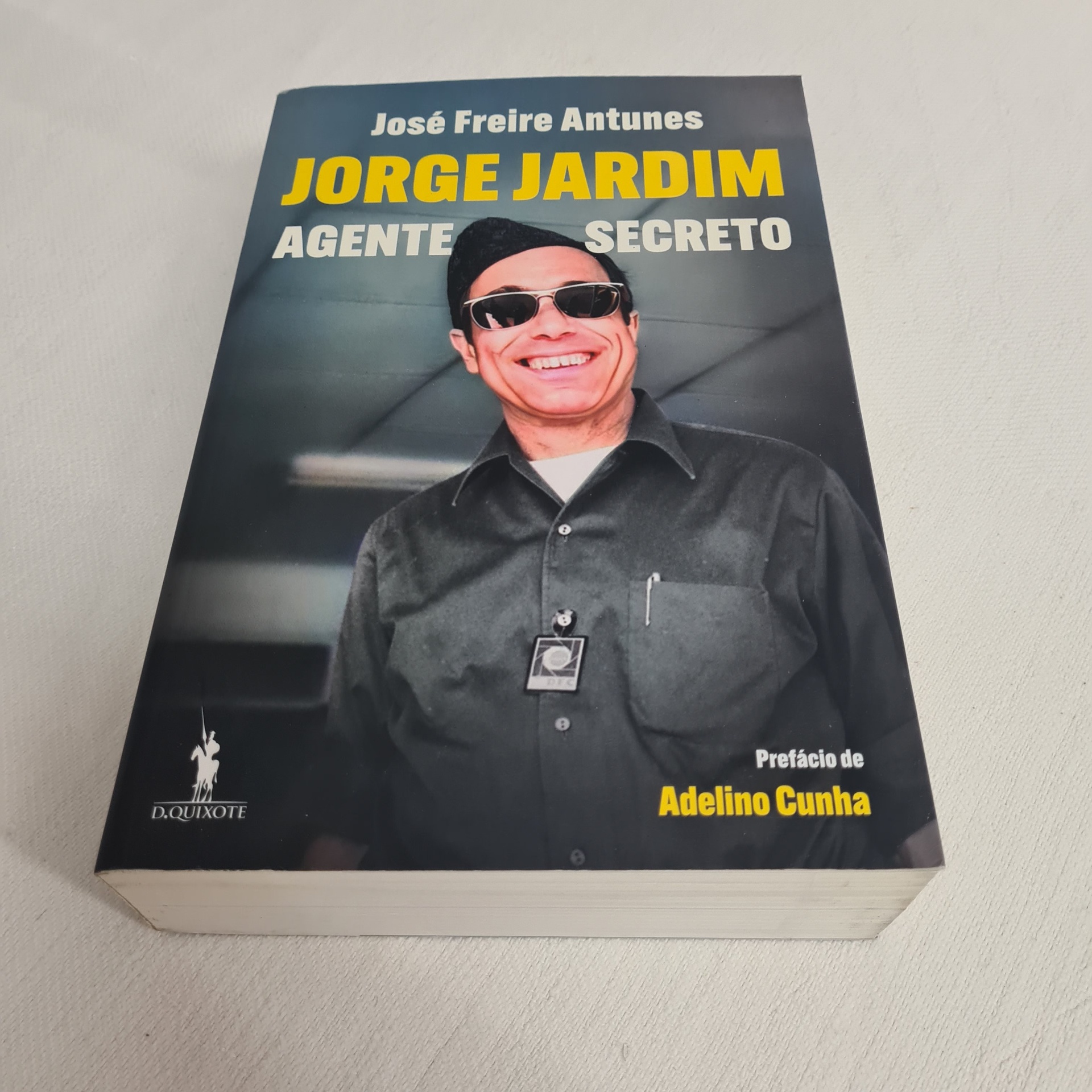 José Freire Antunes - Jorge Jardim – Agente Secreto Capa de livro 'JORGE JARDIM AGENTE SECRETO' com homem de óculos escuros e camisa preta