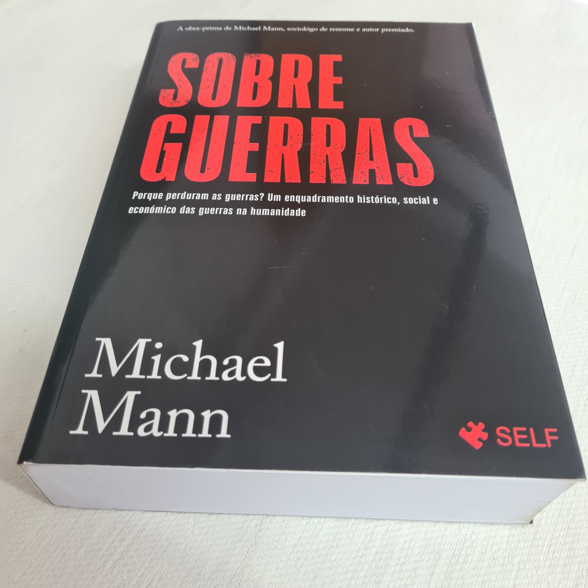 Michael Mann - Sobre Guerras Livro 'SOBRE GUERRAS' de Michael Mann com capa preta e texto em vermelho e branco