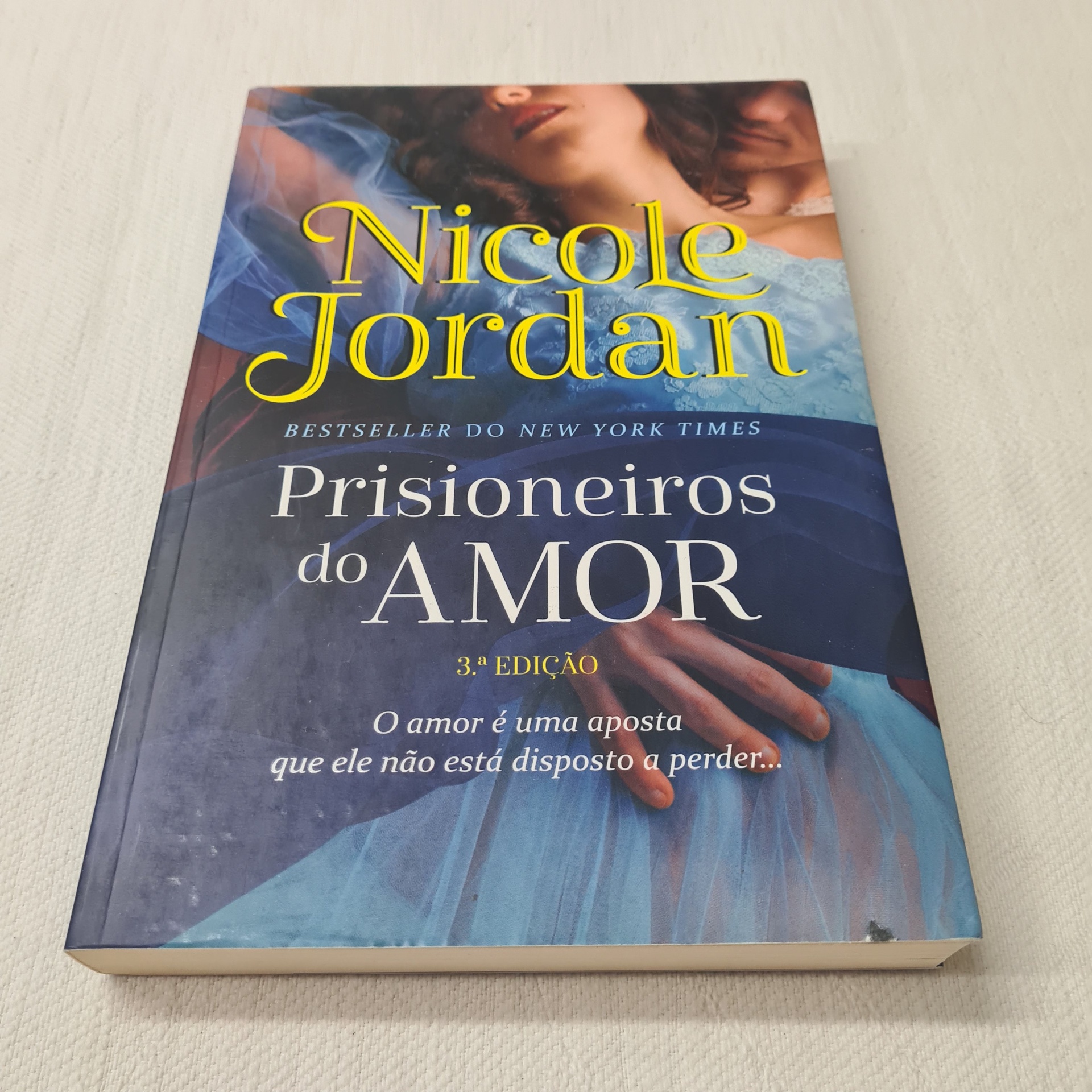 Nicole Jordan - Prisioneiros do Amor (Duelos de sedução - Livro 1) Livro 'Prisioneiros do Amor' de Nicole Jordan com capa azul e texto amarelo e branco