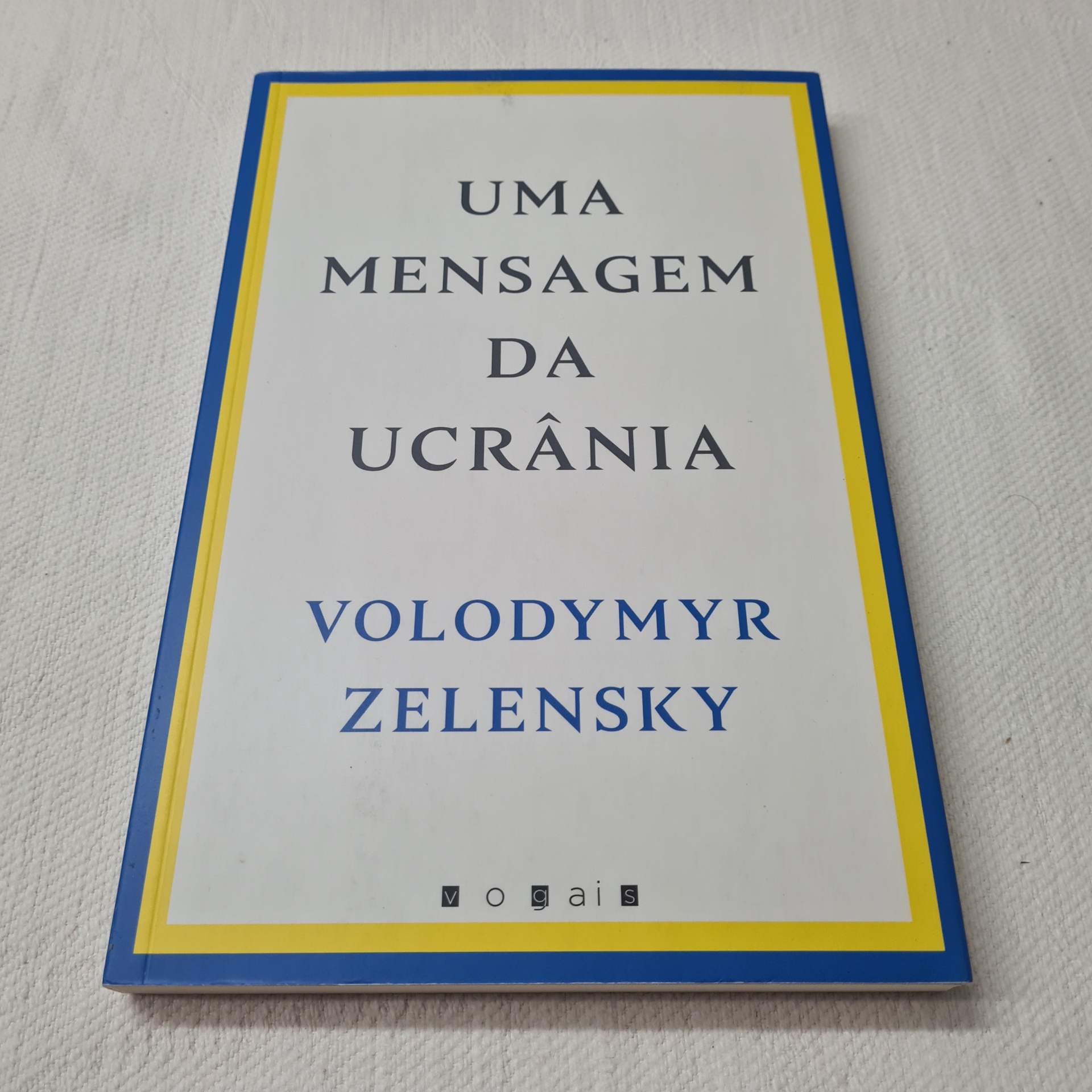 Volodymyr Zelensky - Uma Mensagem da Ucrânia Capa de livro branca com bordas azul e amarela, texto em preto e azul
