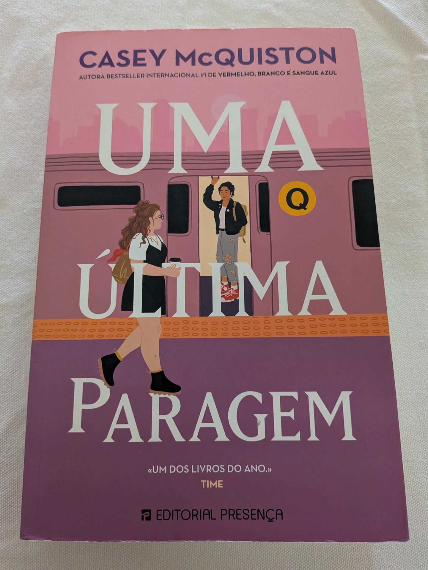 Casey McQuiston - Uma Última Paragem Capa do livro UMA ÚLTIMA PARAGEM de Casey McQuiston com ilustração de duas pessoas numa estação de metro