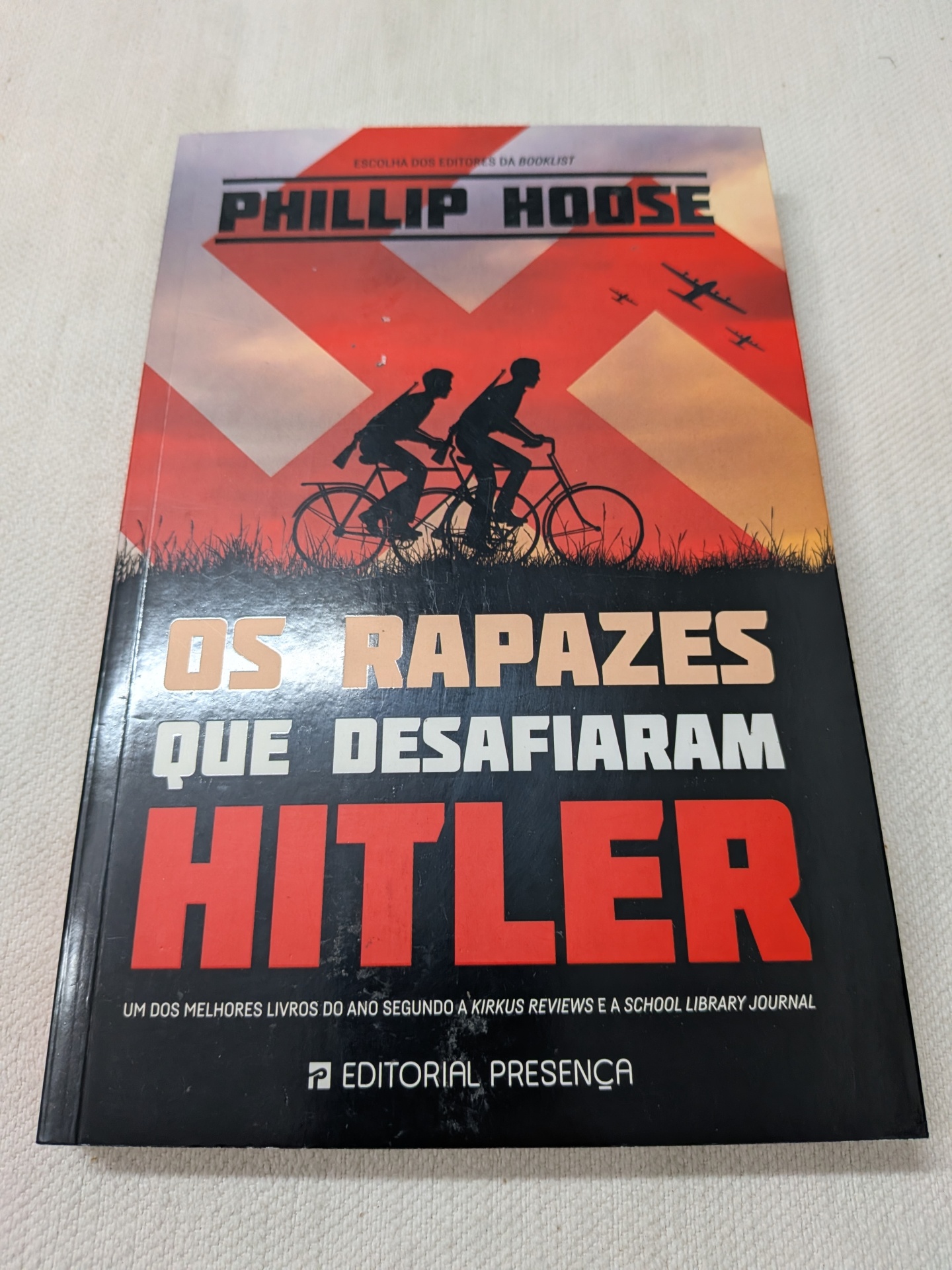 Phillip Hoose - Os Rapazes que Desafiaram Hitler Capa do livro Os Rapazes que Desafiaram Hitler de Phillip Hoose com fundo preto, vermelho e silhuetas negras.