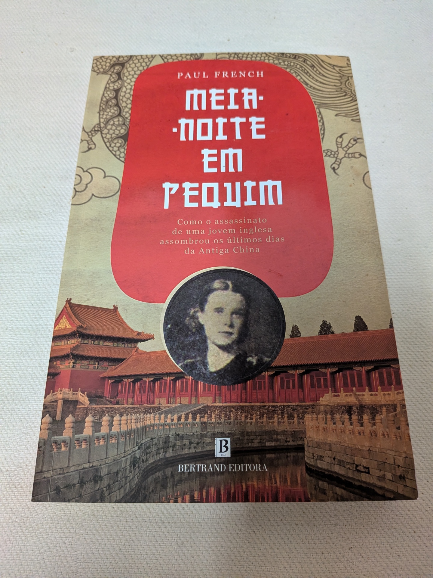 Paul French - Meia-Noite em Pequim Capa de livro MEIA-NOITE EM PEQUIM de Paul French com foto de jovem e paisagem chinesa