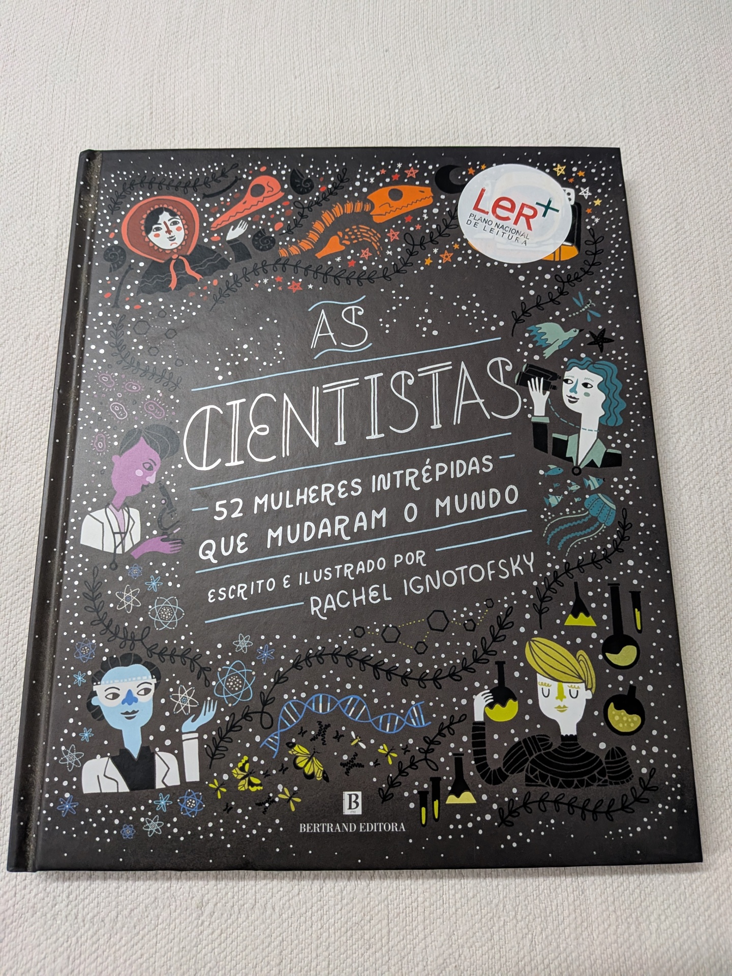 Rachael Ignotofsky e Rachel Ignotofsky - As Cientistas Livro AS CIENTISTAS com ilustrações coloridas e selo LeR+ sobre fundo branco