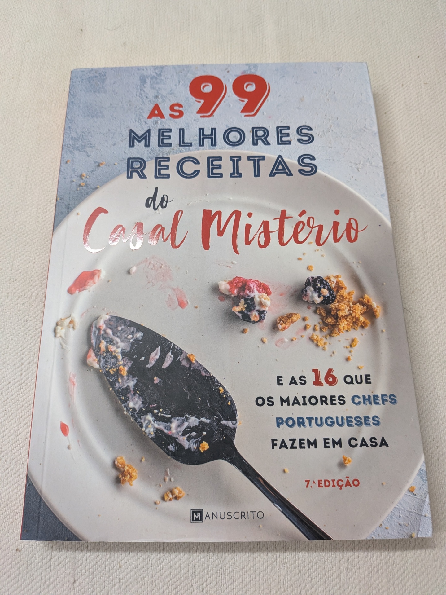 Casal Mistério - As 99 Melhores Receitas do Casal Mistério Capa de livro de receitas com texto e prato com restos de comida e colher preta
