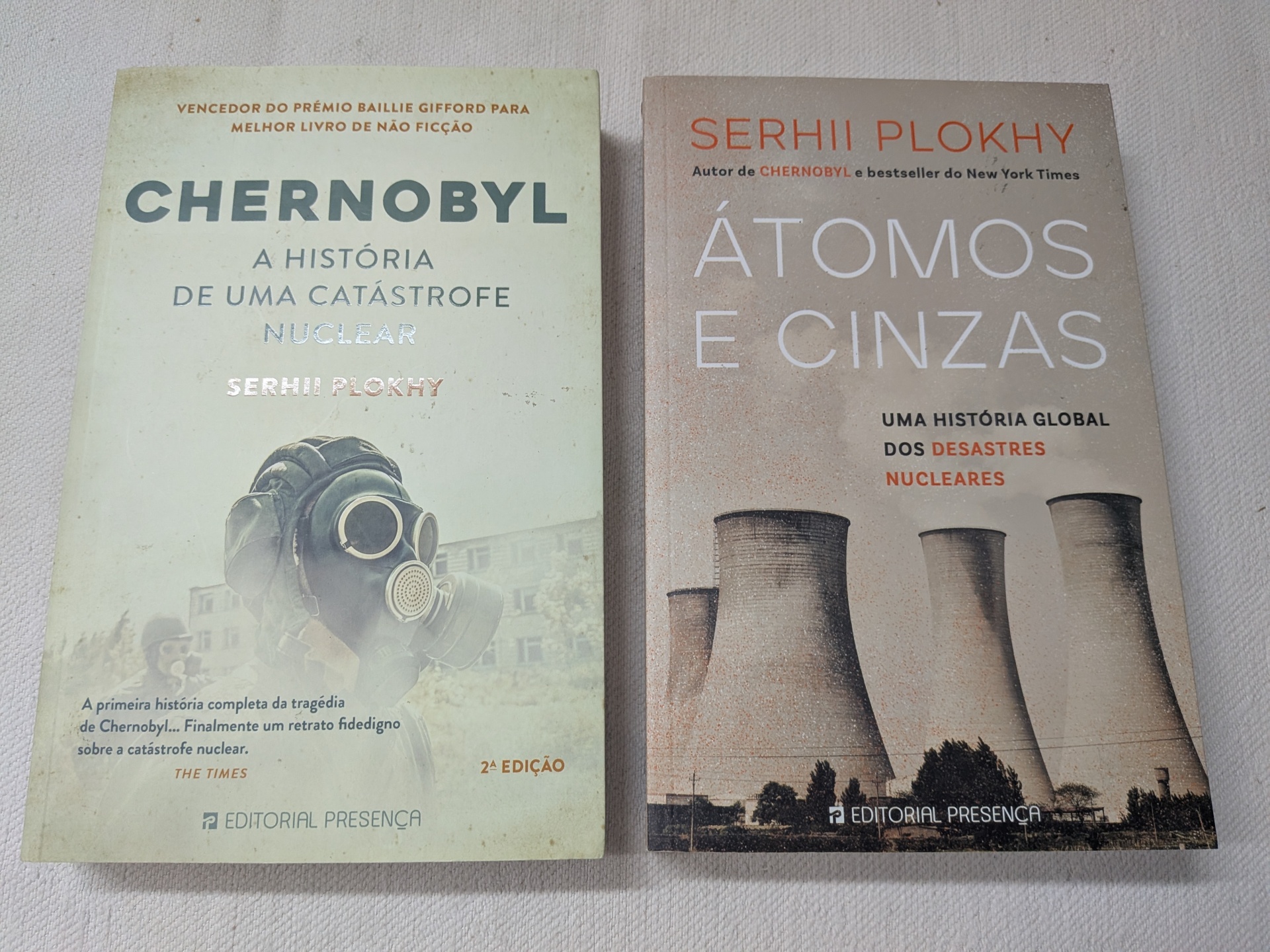 Serhii Plokhy - Chernobyl + Átomos e Cinzas Dois livros sobre desastres nucleares, Chernobyl com imagem de máscara de gás, e Átomos e Cinzas com torres de arrefecimento.