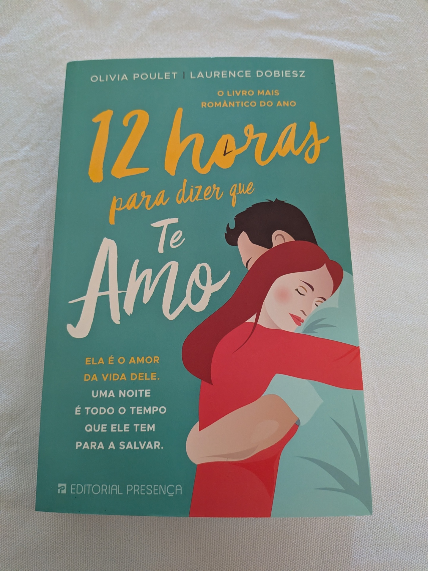 Olivia Poulet e Laurence Dobiesz - 12 Horas para Dizer que te Amo Capa de livro com casal abraçado e texto promocional em português