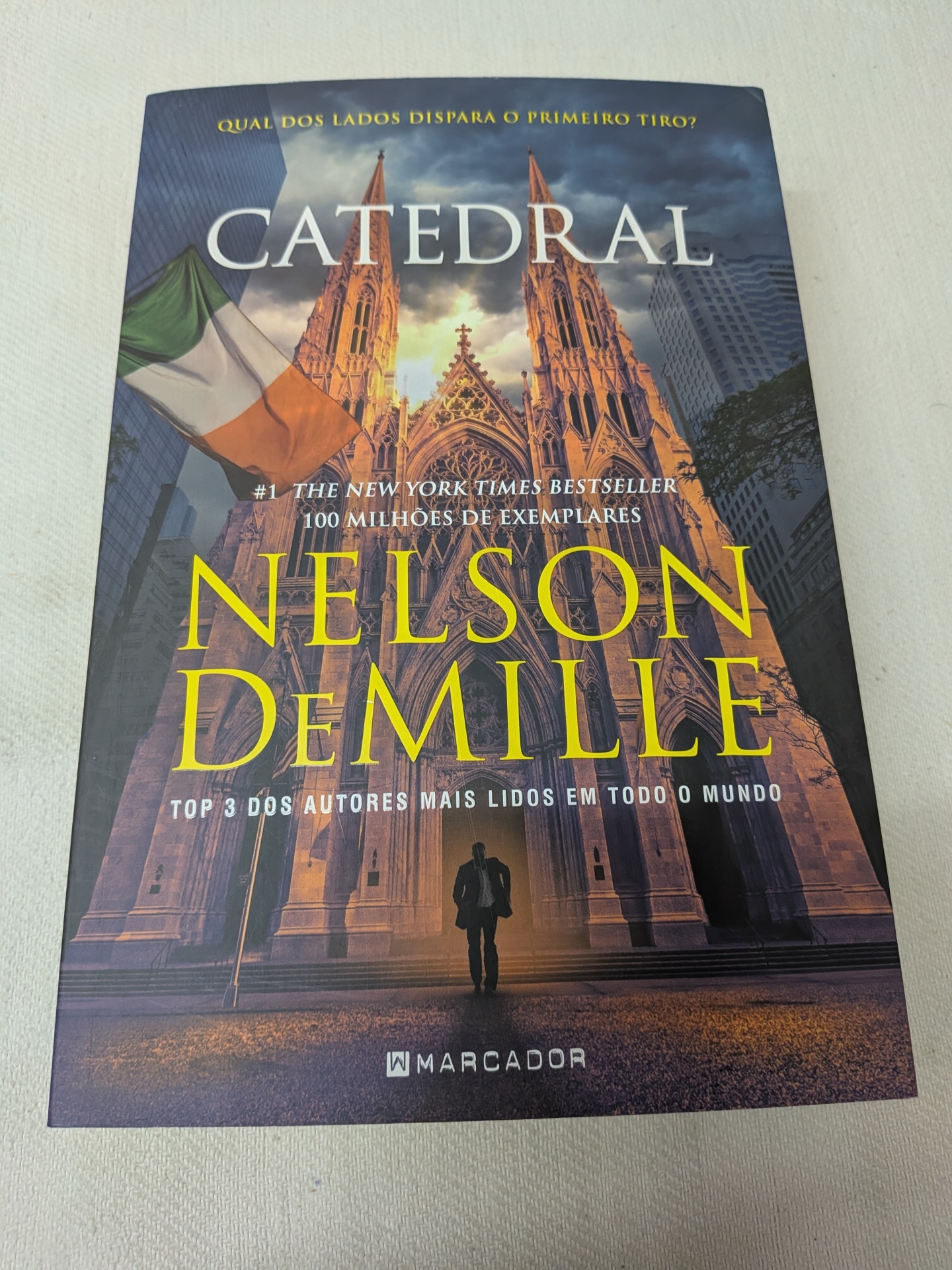 Nelson DeMille - Catedral (defeito na capa) Capa de livro com fotografia de uma catedral iluminada ao entardecer e texto em português.