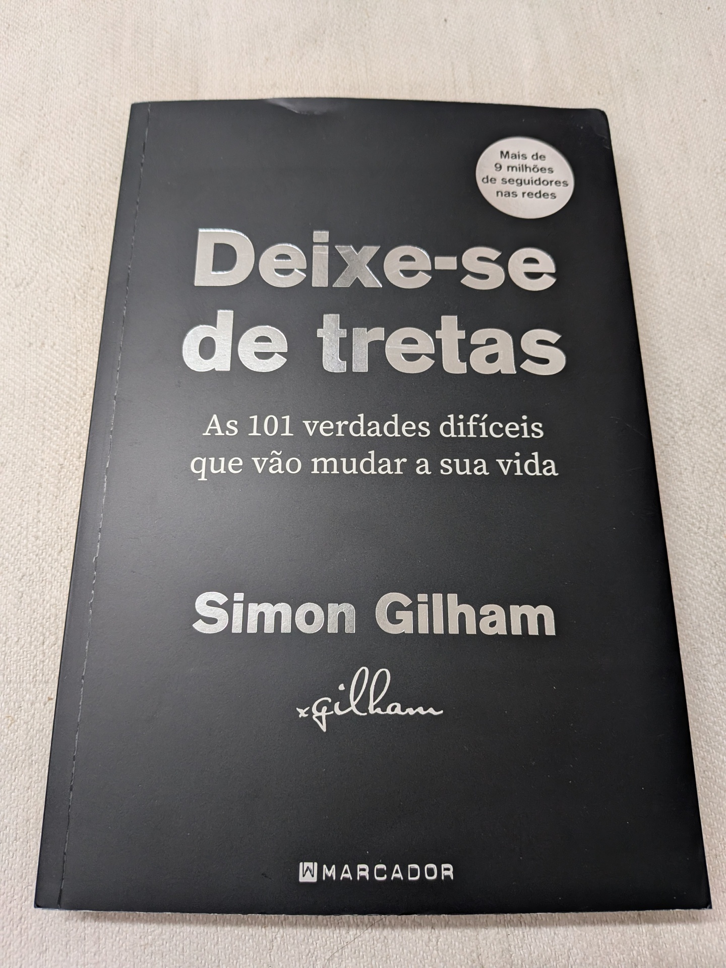 Simon Gilham - Deixe-se de Tretas (defeito na capa) Capa preta de livro Deixe-se de tretas de Simon Gilham com texto e selo