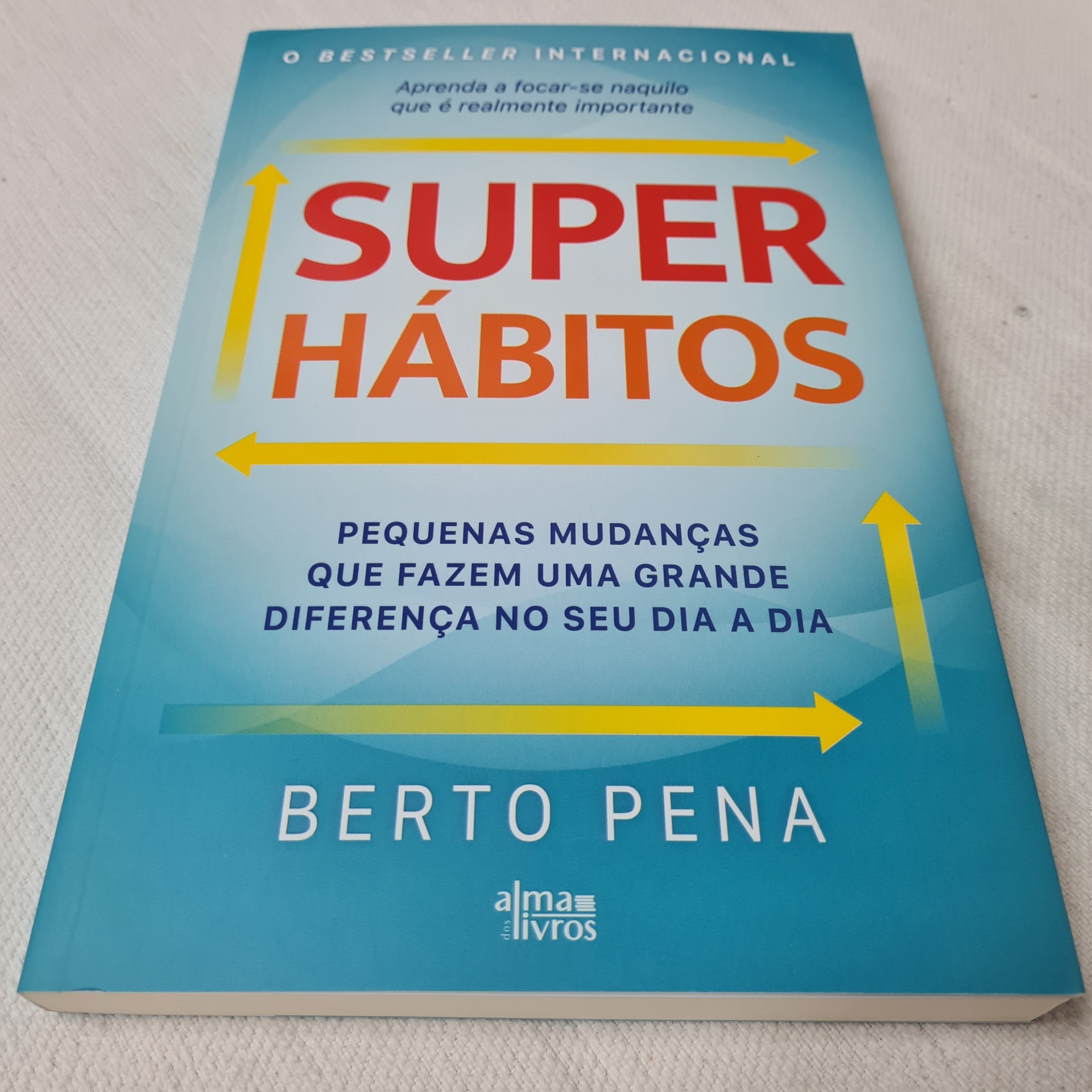 Berto Pena - Super-Hábitos Capa do livro SUPER HÁBITOS de Berto Pena com fundo azul e setas amarelas