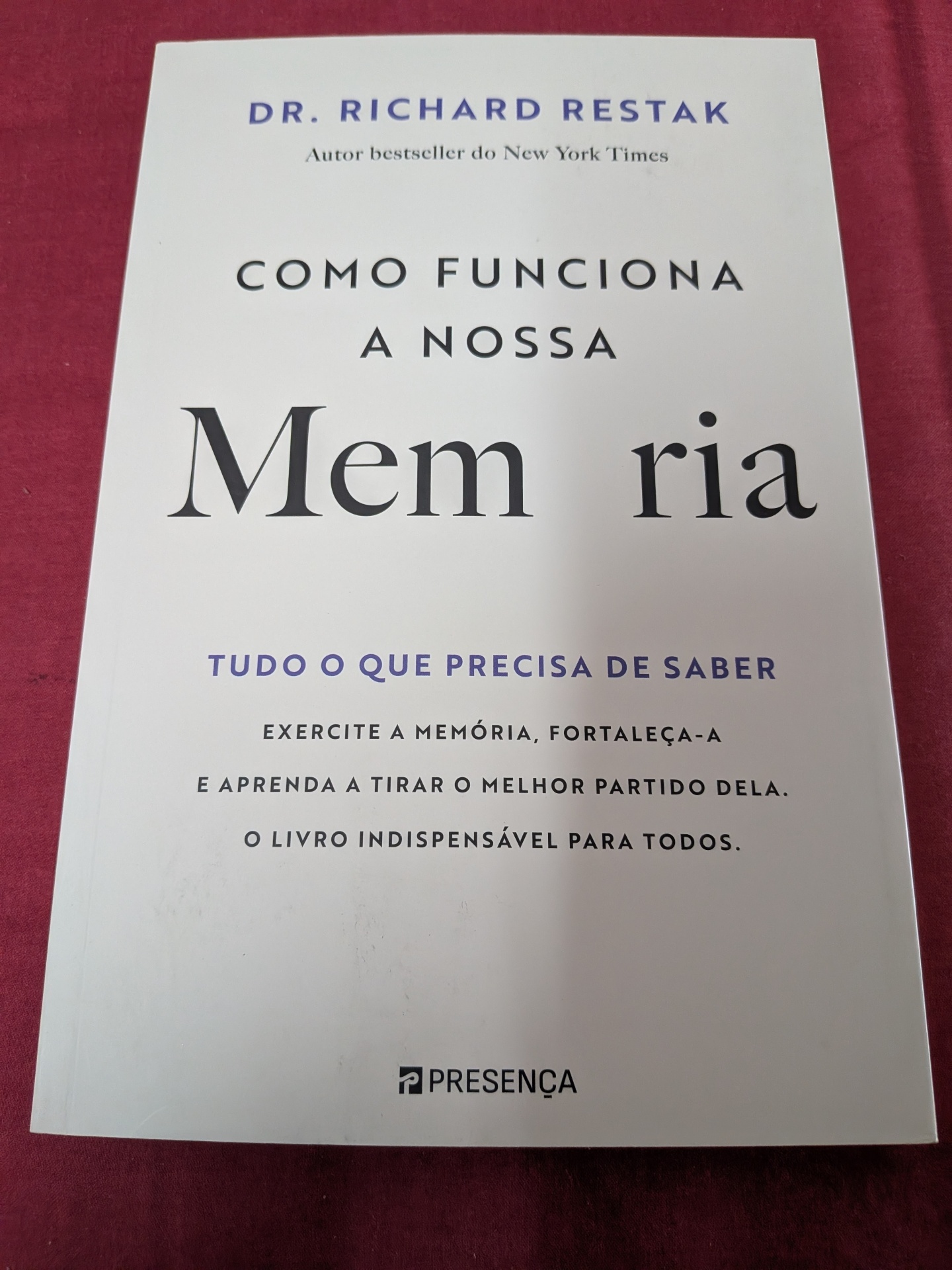 Como Funciona a Nossa Memória - de Dr. Richard Restak Capa de livro branco com título e texto em várias cores, sobre fundo vermelho