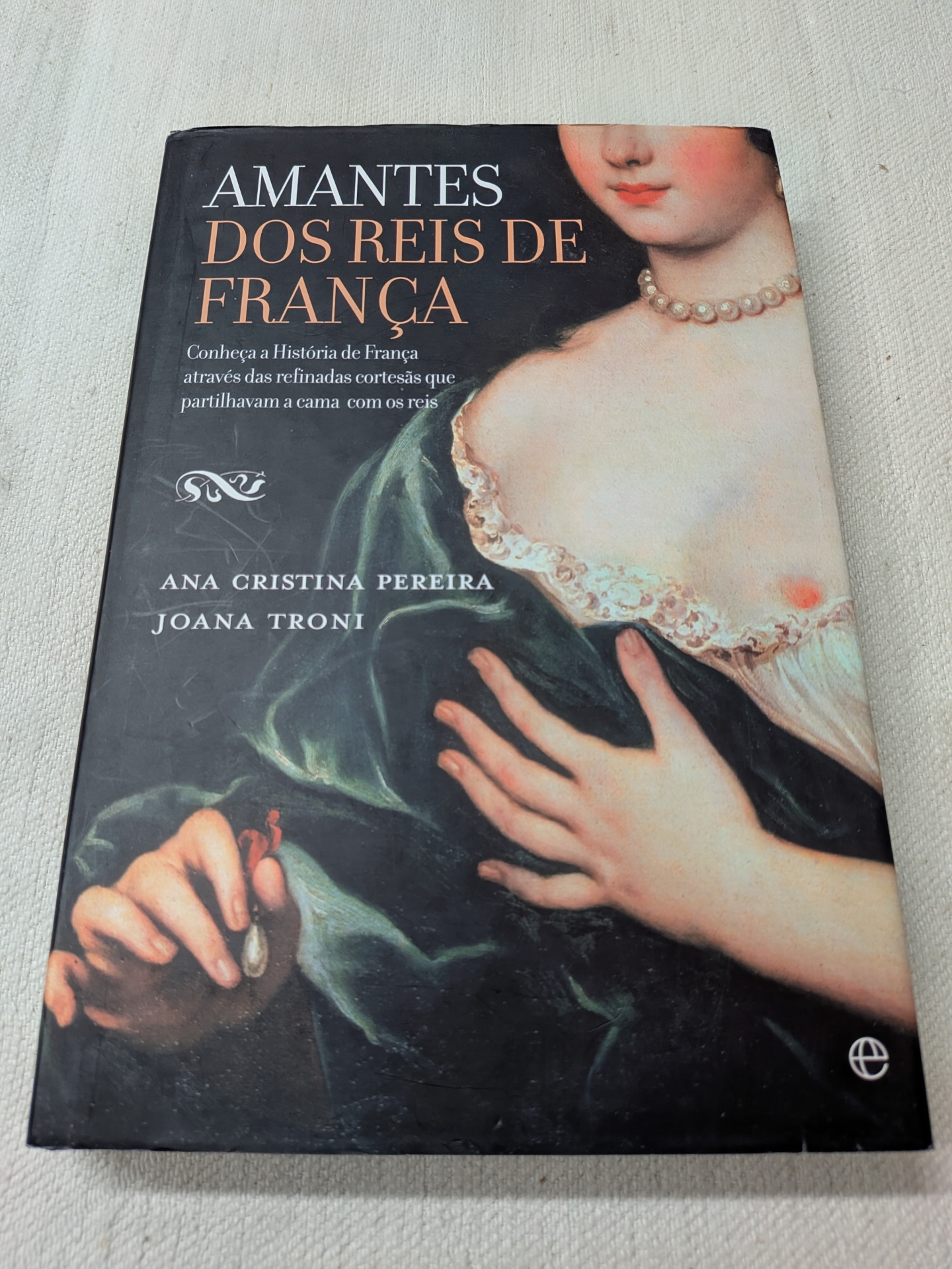 Ana Cristina Pereira e Joana Troni - Amantes dos Reis de França Capa de livro com ilustração de mulher vestida em verde e branco e texto em português.