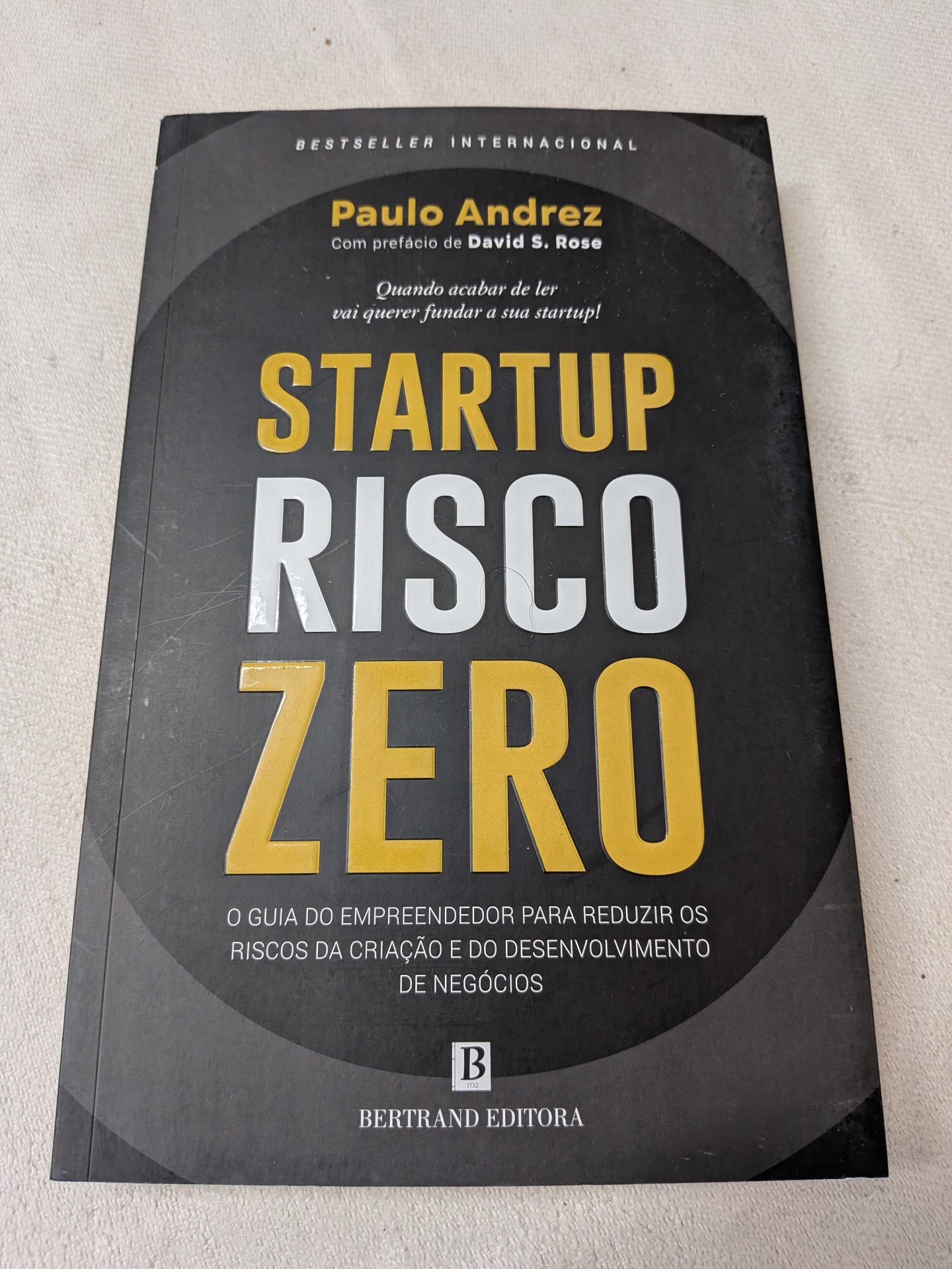 Paulo Andrez - Startup Risco Zero Livro STARTUP RISCO ZERO de Paulo Andrez com capa preta e texto amarelo e branco.
