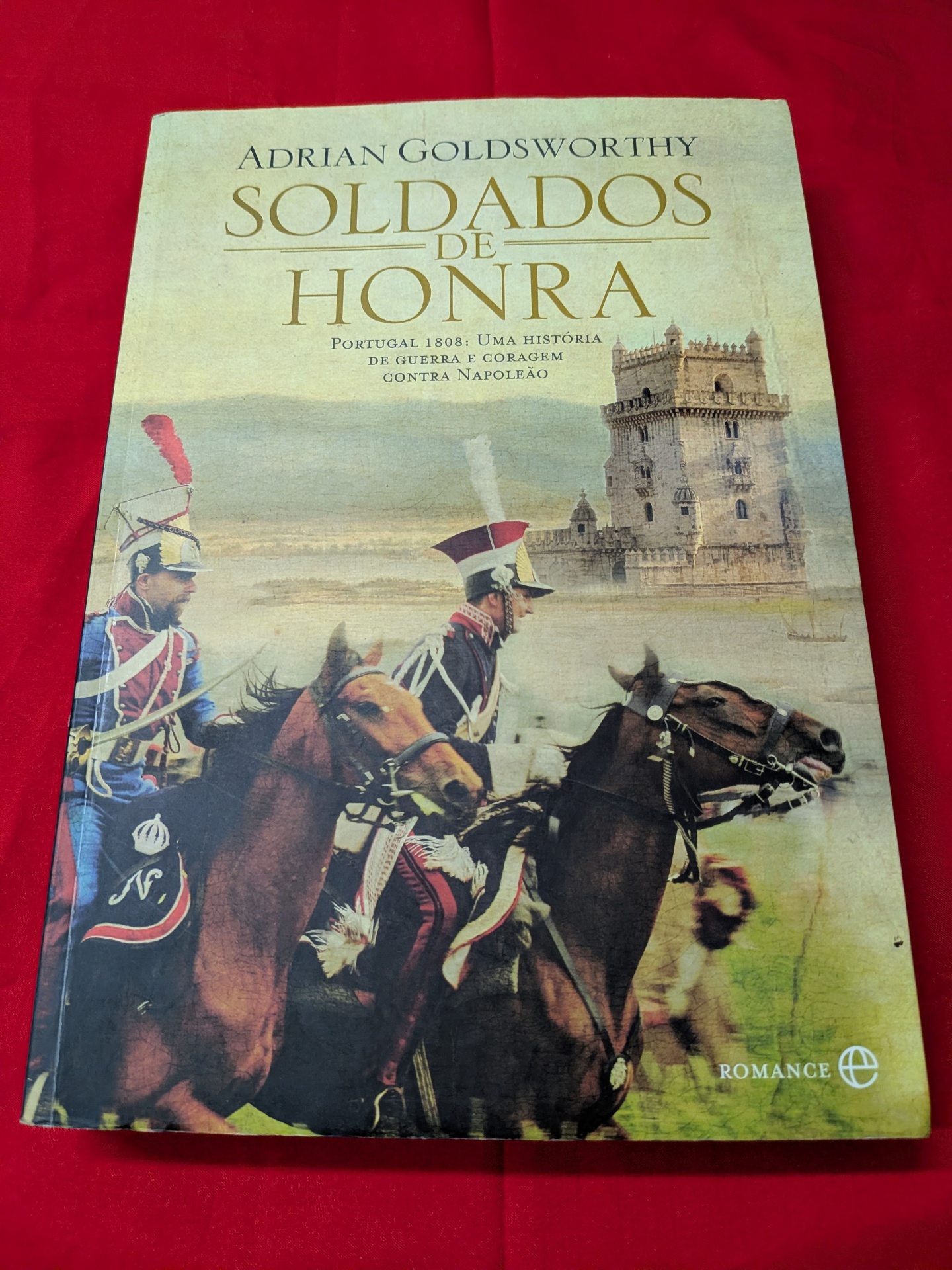 Adrian Goldsworthy - Soldados de Honra Capa do livro Soldados de Honra com ilustração de soldados a cavalo e Torre de Belém ao fundo