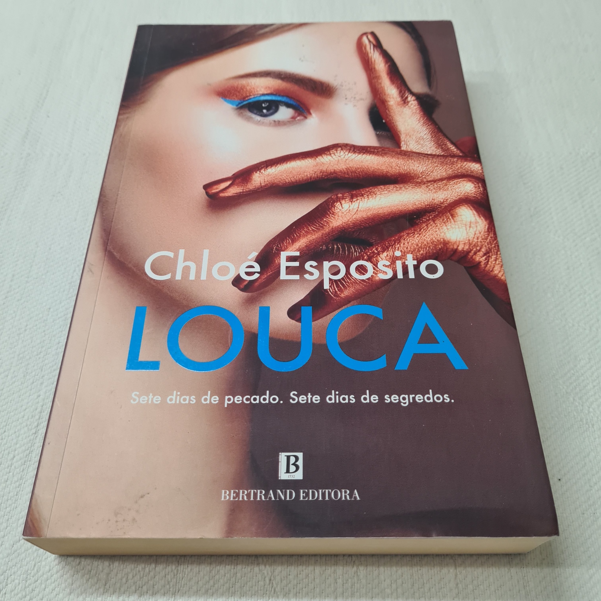 Chloé Esposito - Louca Capa do livro Louca de Chloé Esposito com imagem de mulher e letras em azul e branco