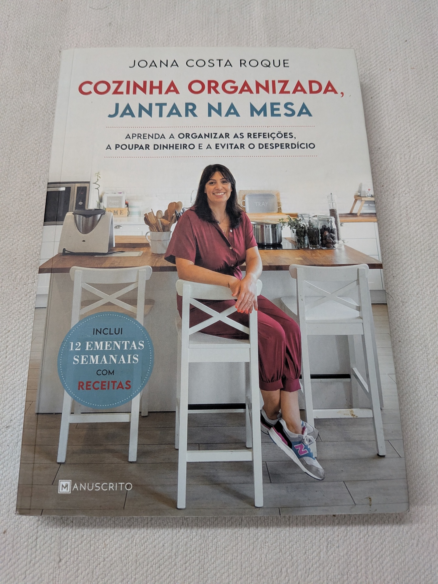 Joana Costa Roque - Cozinha Organizada, Jantar na Mesa Capa de livro com autora e título sobre cozinha organizada e jantar na mesa