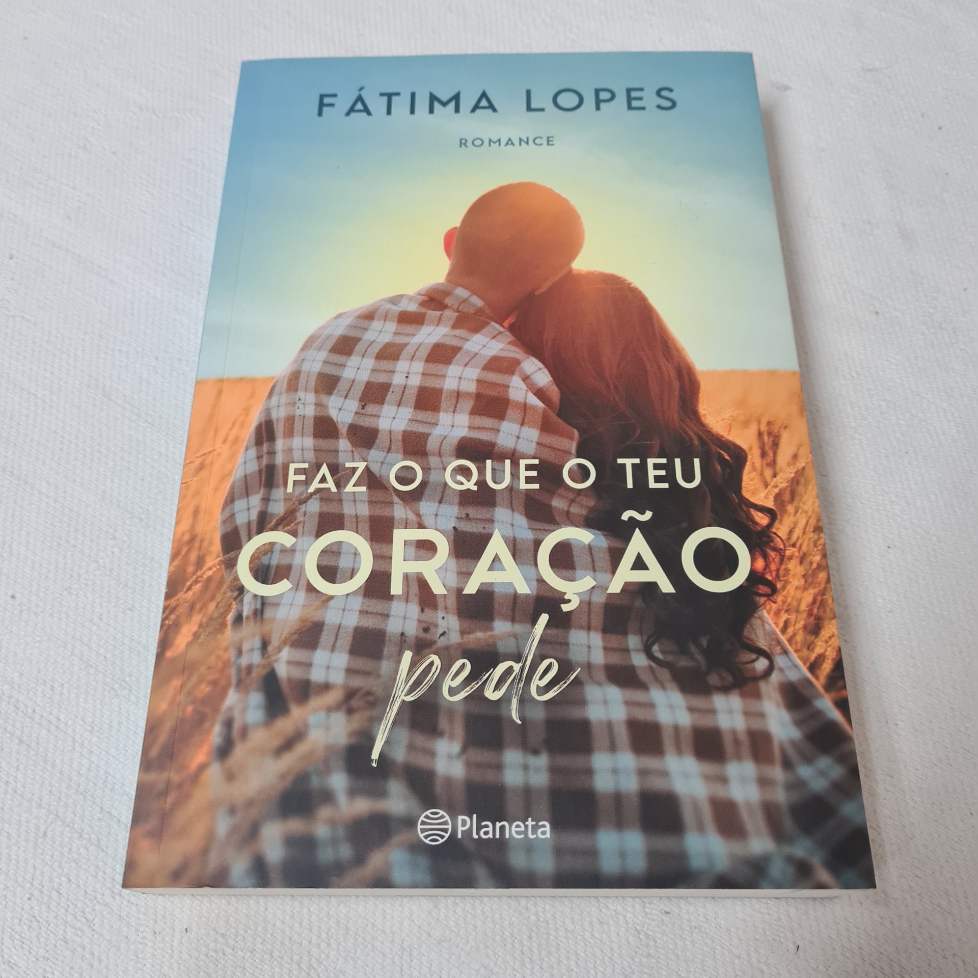 Fátima Lopes - Faz o que o Teu Coração Pede Capa de livro 'Faz o que o teu coração pede' de Fátima Lopes com casal em campo