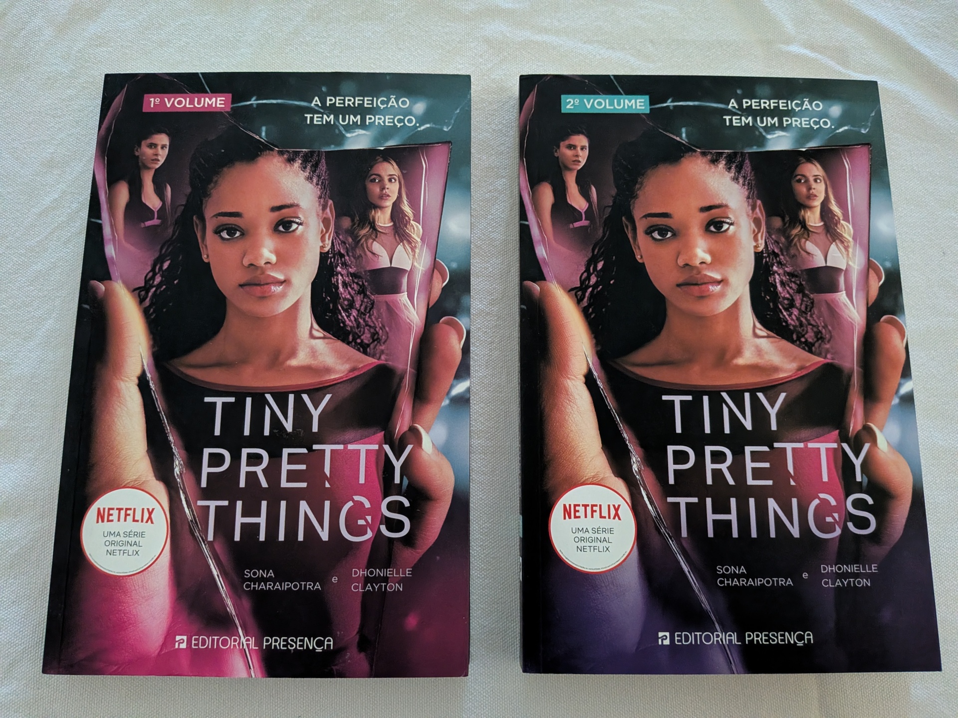 Sona Charaipotra e Dhonielle Clayton - Tiny Pretty Things 1º Volume + 2º Volume Capa dos livros Tiny Pretty Things, volumes 1 e 2, com fotografias de três mulheres jovens além do texto na capa