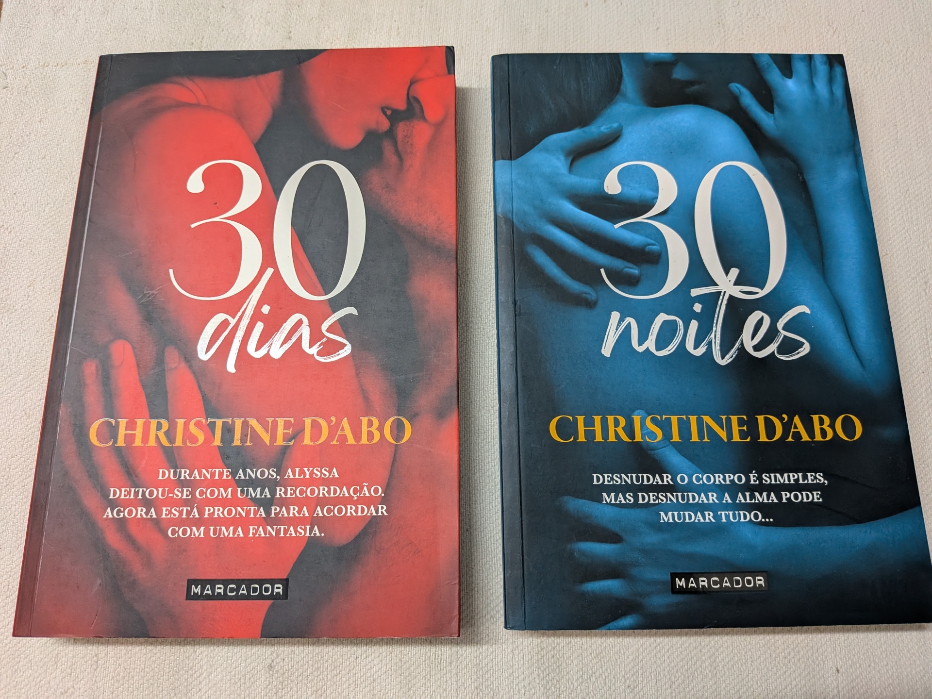 Christine D'Abo - 30 Dias + 30 Noites Dois livros com capas em vermelho e azul, títulos 30 dias e 30 noites, de Christine DAbo.