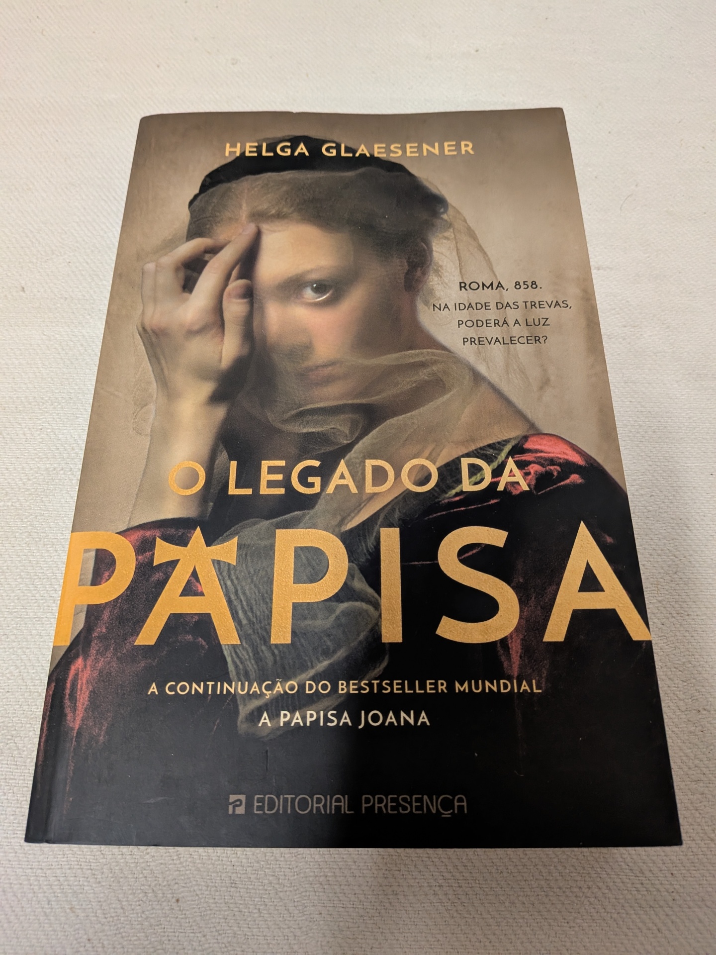 Helga Glaesener - O Legado da Papisa Capa de livro O LEGADO DA PAPISA com mulher de véu e texto em dourado e preto