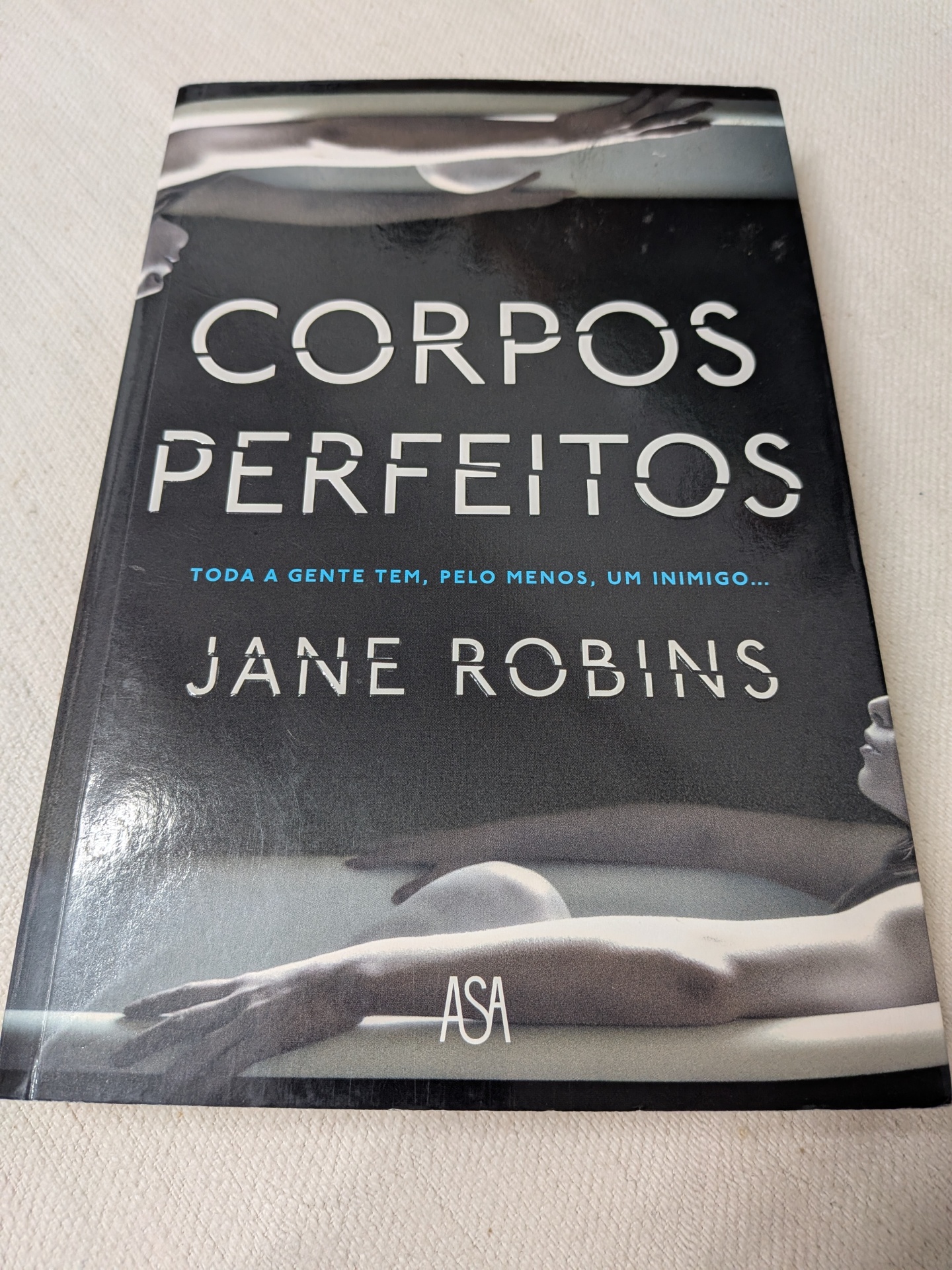 Jane Robins - Corpos Perfeitos Capa do livro Corpos Perfeitos com imagem de corpo humano e texto visível