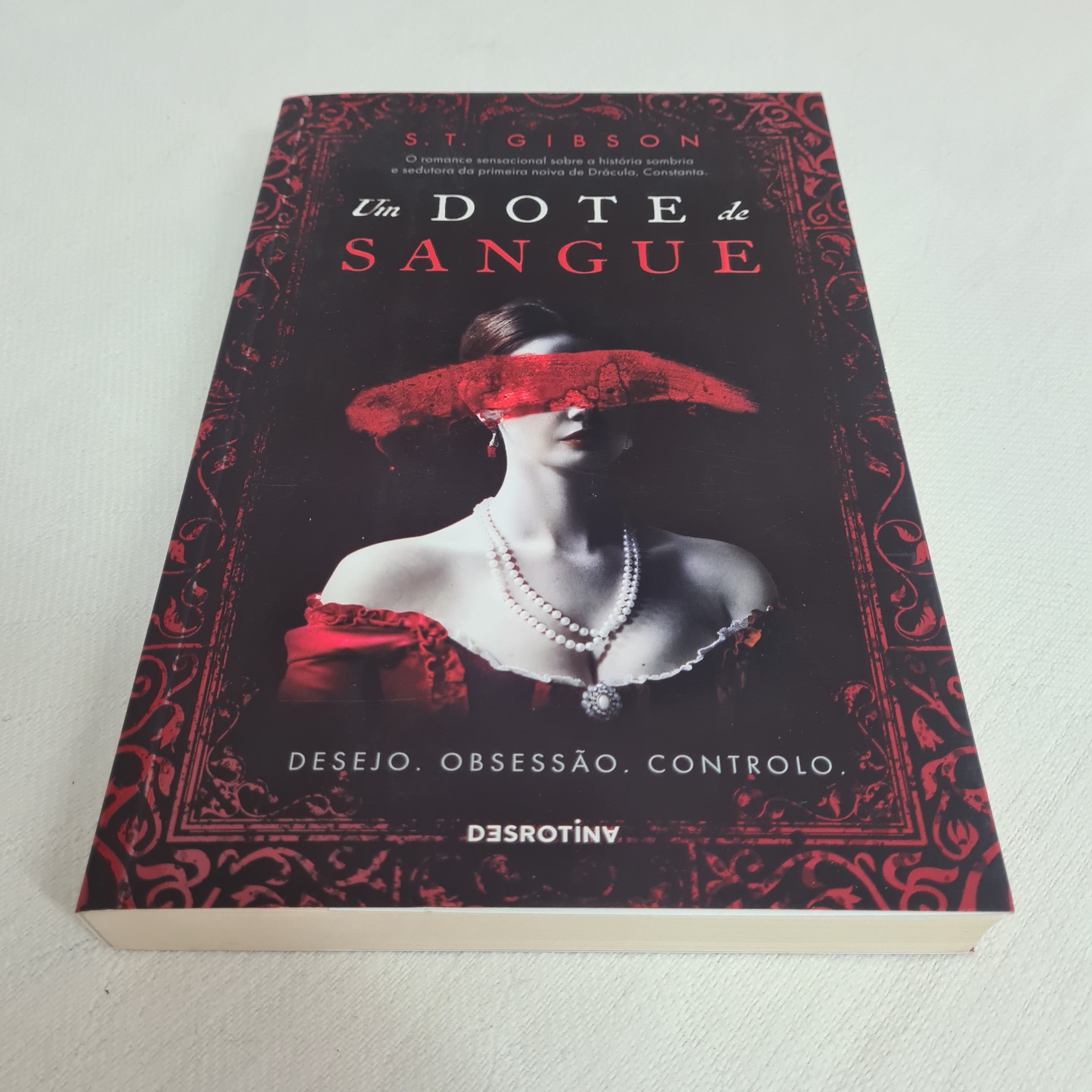 S. T. Gibson - Um Dote de Sangue Capa de livro Um Dote de Sangue com imagem de mulher vestida em vermelho e preto