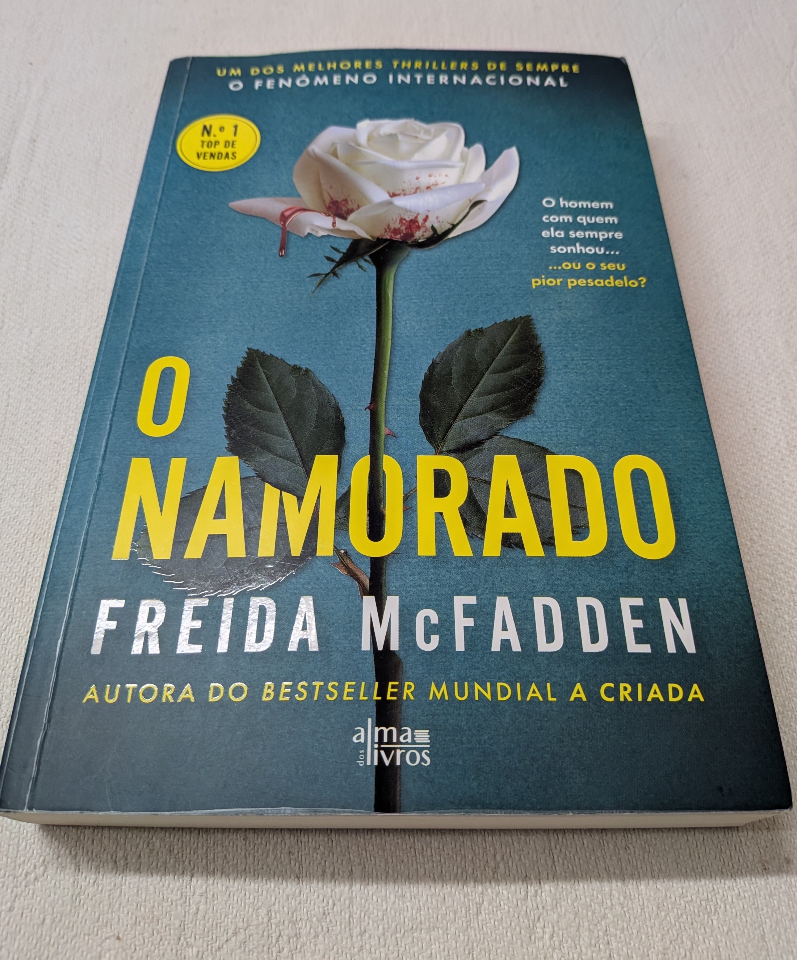 Freida McFadden - O Namorado Livro O Namorado de Fréida McFadden com rosa branca manchada de sangue na capa