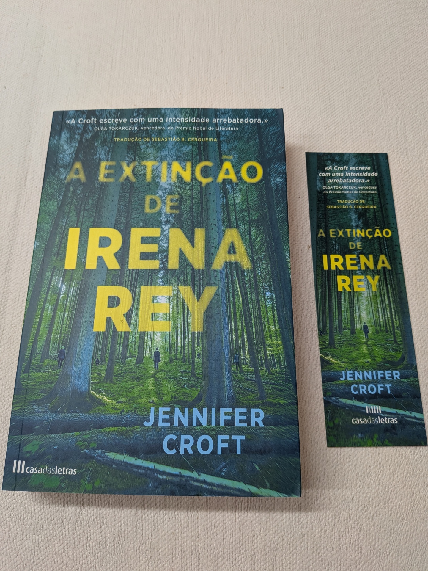 Jennifer Croft - A Extinção de Irena Rey Livro e marcador de páginas com capa e design de floresta verde e texto amarelo e azul