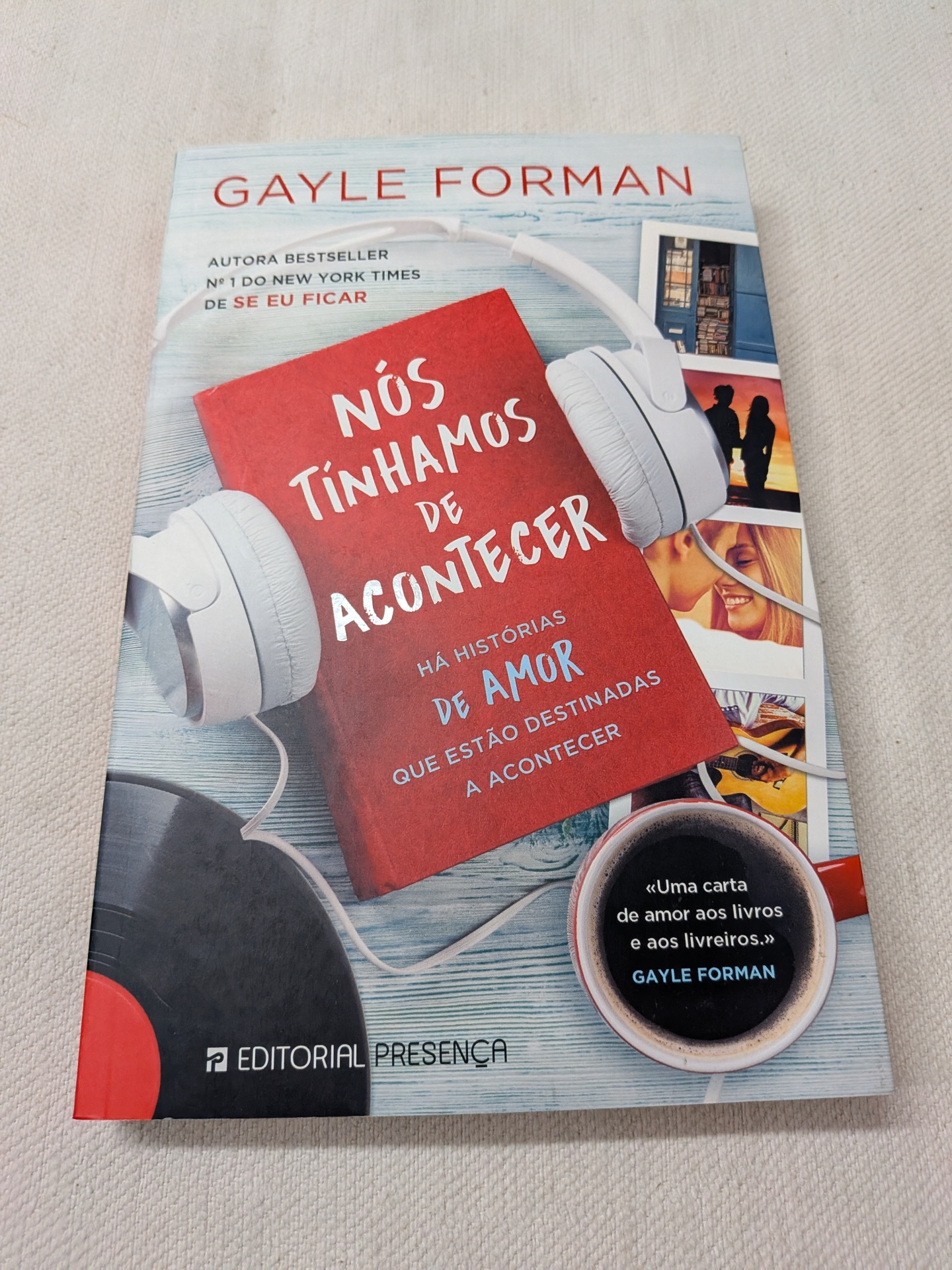Gayle Forman - Nós Tínhamos de Acontecer Capa livro Nós tínhamos de acontecer por Gayle Forman com auscultadores brancos e chávena de café