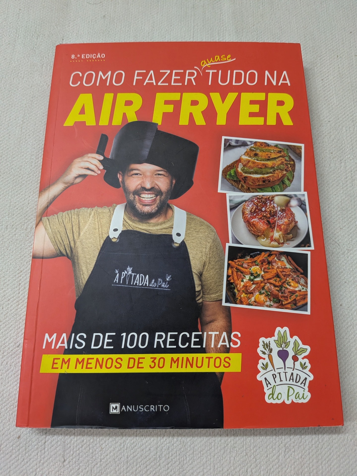 Rui Marques - Como Fazer Quase Tudo na Air Fryer Capa do livro de receitas sobre Air Fryer com homem usando avental e fotos de pratos.