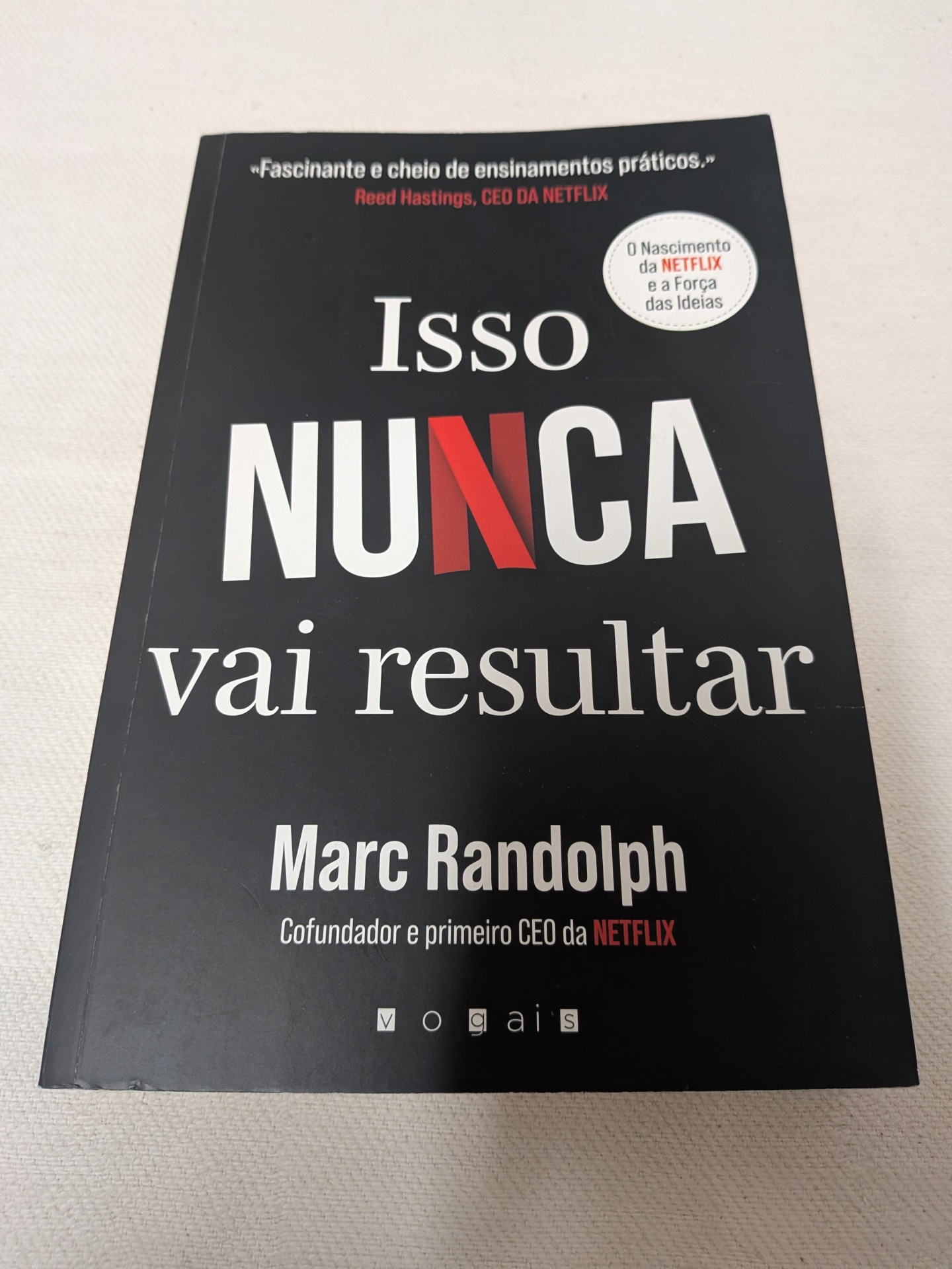 Marc Randolph - Isso Nunca Vai Resultar (O nascimento da Netflix e a força das ideias) Livro Isso NUNCA vai resultar com texto e logo Netflix na capa preta.