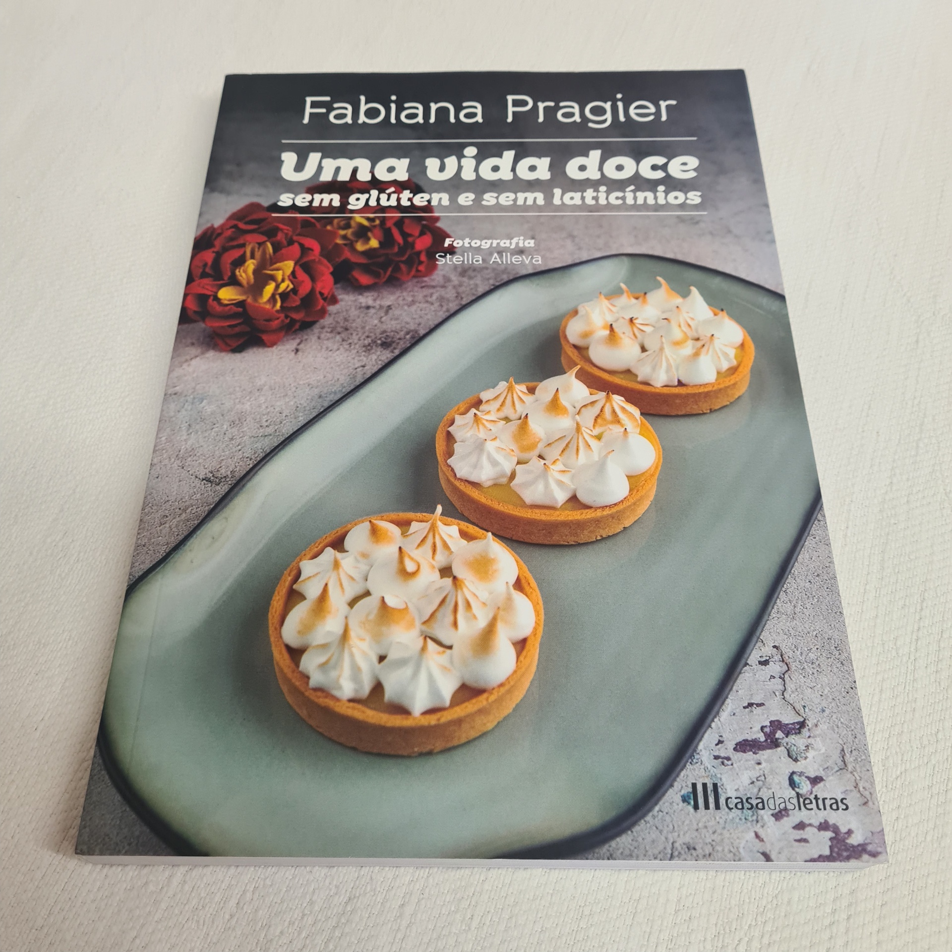 Fabiana Pragier - Uma Vida Doce sem Glúten e sem Laticínios Capa de livro com tartes e título em português