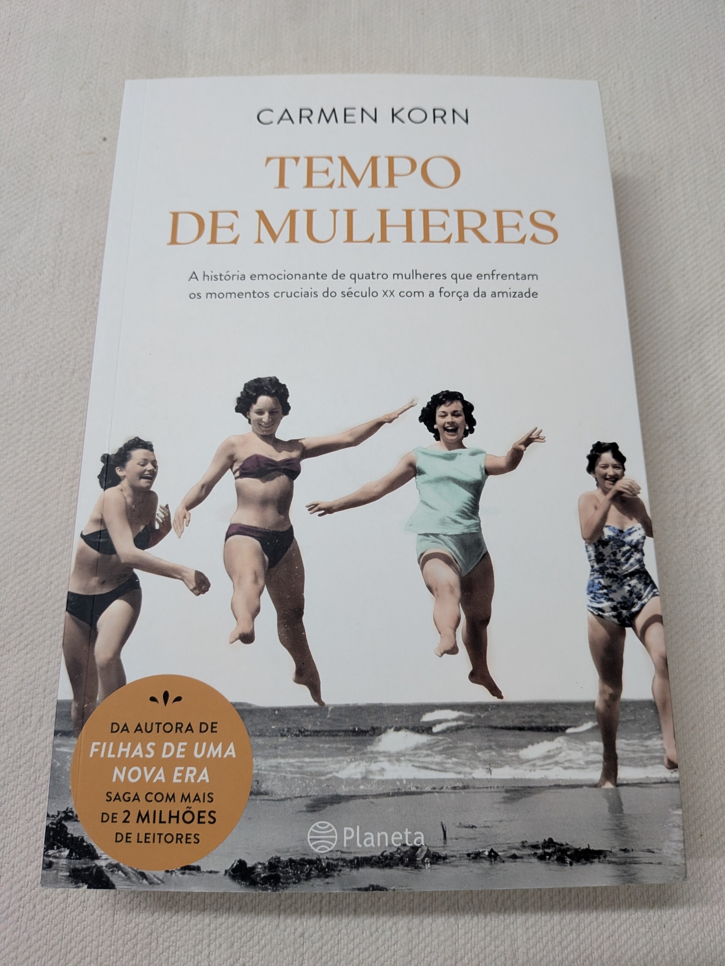 Carmen Korn - Tempo de Mulheres Capa do livro Tempo de Mulheres com quatro mulheres em fato de banho junto ao mar.