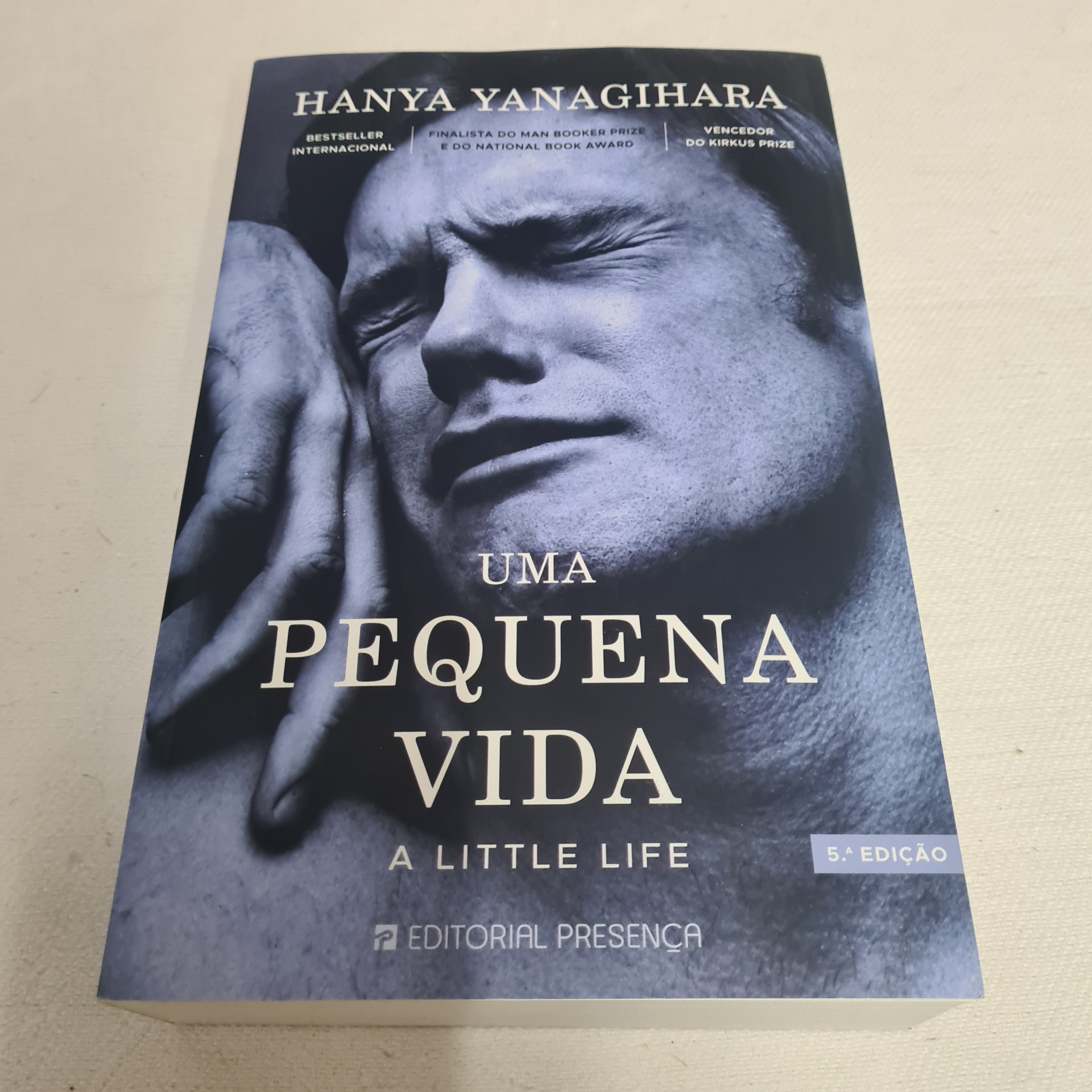 Hanya Yanagihara - Uma Pequena Vida (defeito na capa) Capa do livro 'Uma Pequena Vida' de Hanya Yanagihara com expressão facial emotiva