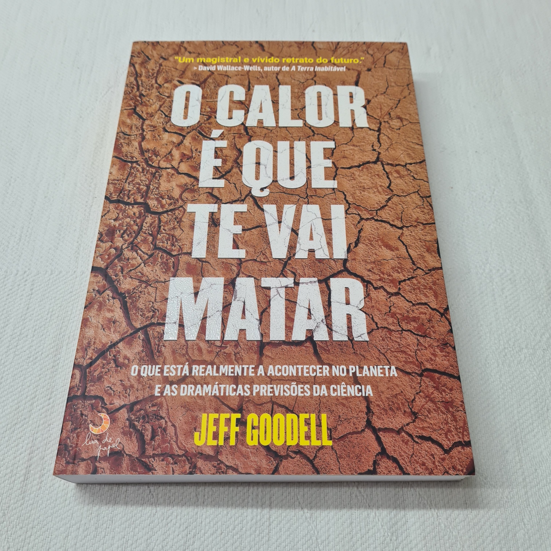 Jeff Goodell - O Calor é que Te Vai Matar Capa de livro com título 'O CALOR É QUE TE VAI MATAR' em letras brancas sobre fundo que parece terra seca